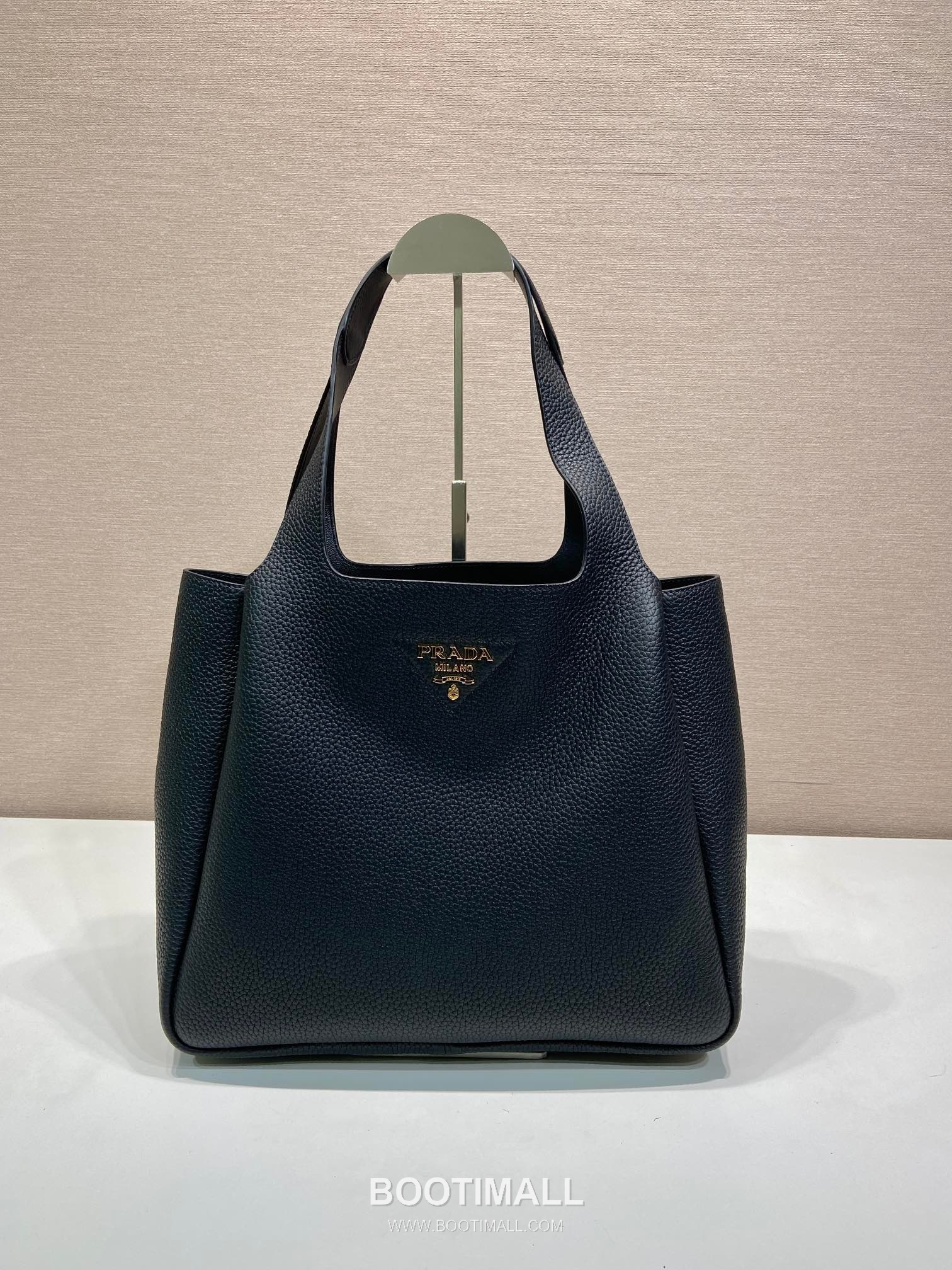 Prada Calfskin Tote Bag with Lambskin Lining and Gold Hardware Detail 프라다 카프스킨 램스킨라이닝 골드하드웨어 토트백 1BG338 32cm 1