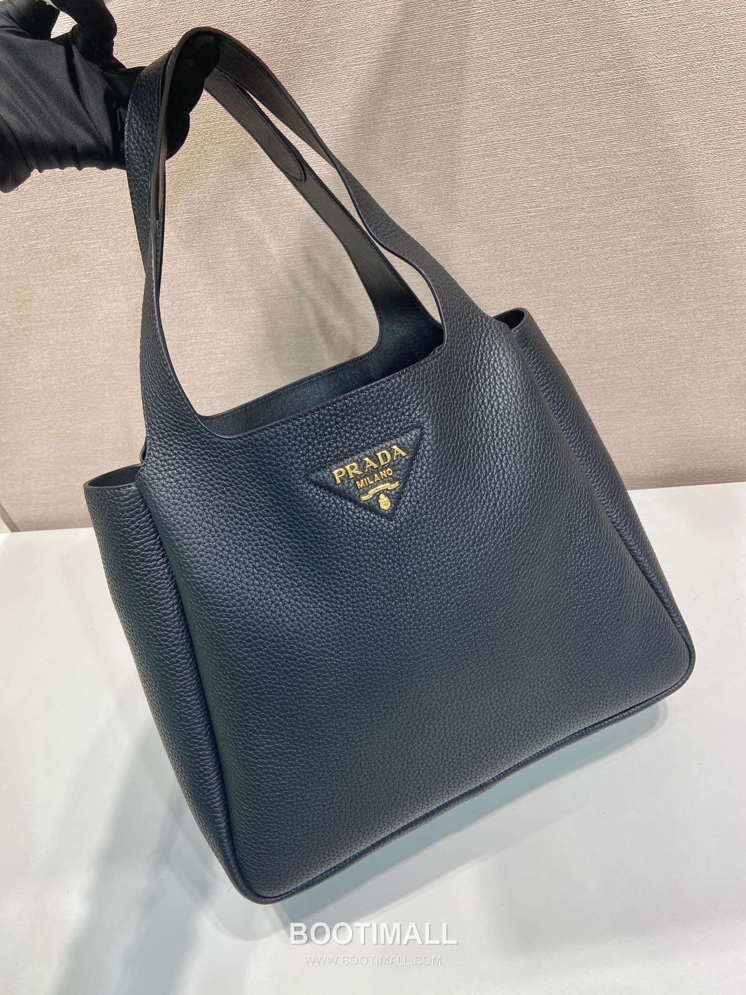 Prada Calfskin Tote Bag with Lambskin Lining and Gold Hardware Detail 프라다 카프스킨 램스킨라이닝 골드하드웨어 토트백 1BG338 32cm 3