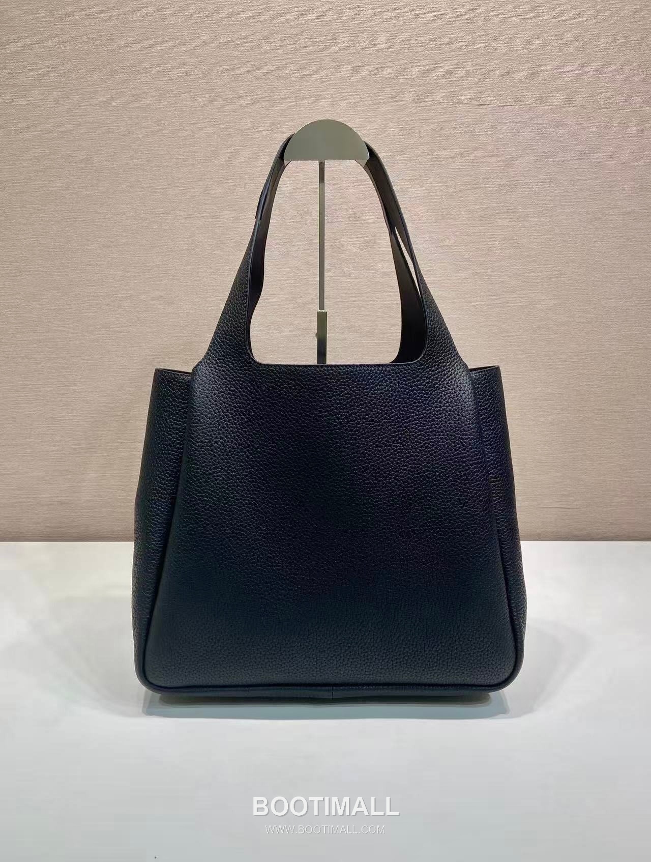 Prada Calfskin Tote Bag with Lambskin Lining and Gold Hardware Detail 프라다 카프스킨 램스킨라이닝 골드하드웨어 토트백 1BG338 32cm 4