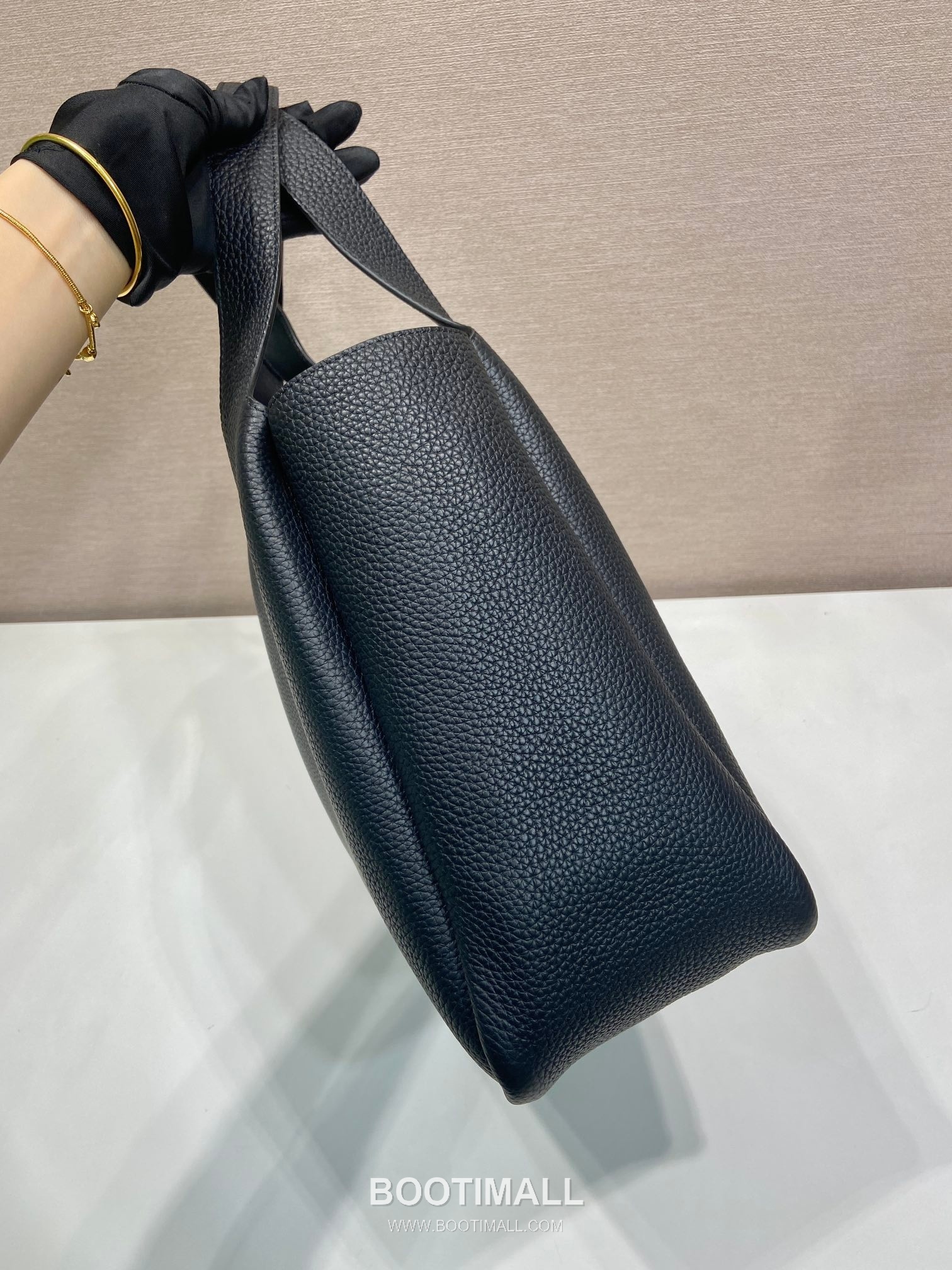 Prada Calfskin Tote Bag with Lambskin Lining and Gold Hardware Detail 프라다 카프스킨 램스킨라이닝 골드하드웨어 토트백 1BG338 32cm 5