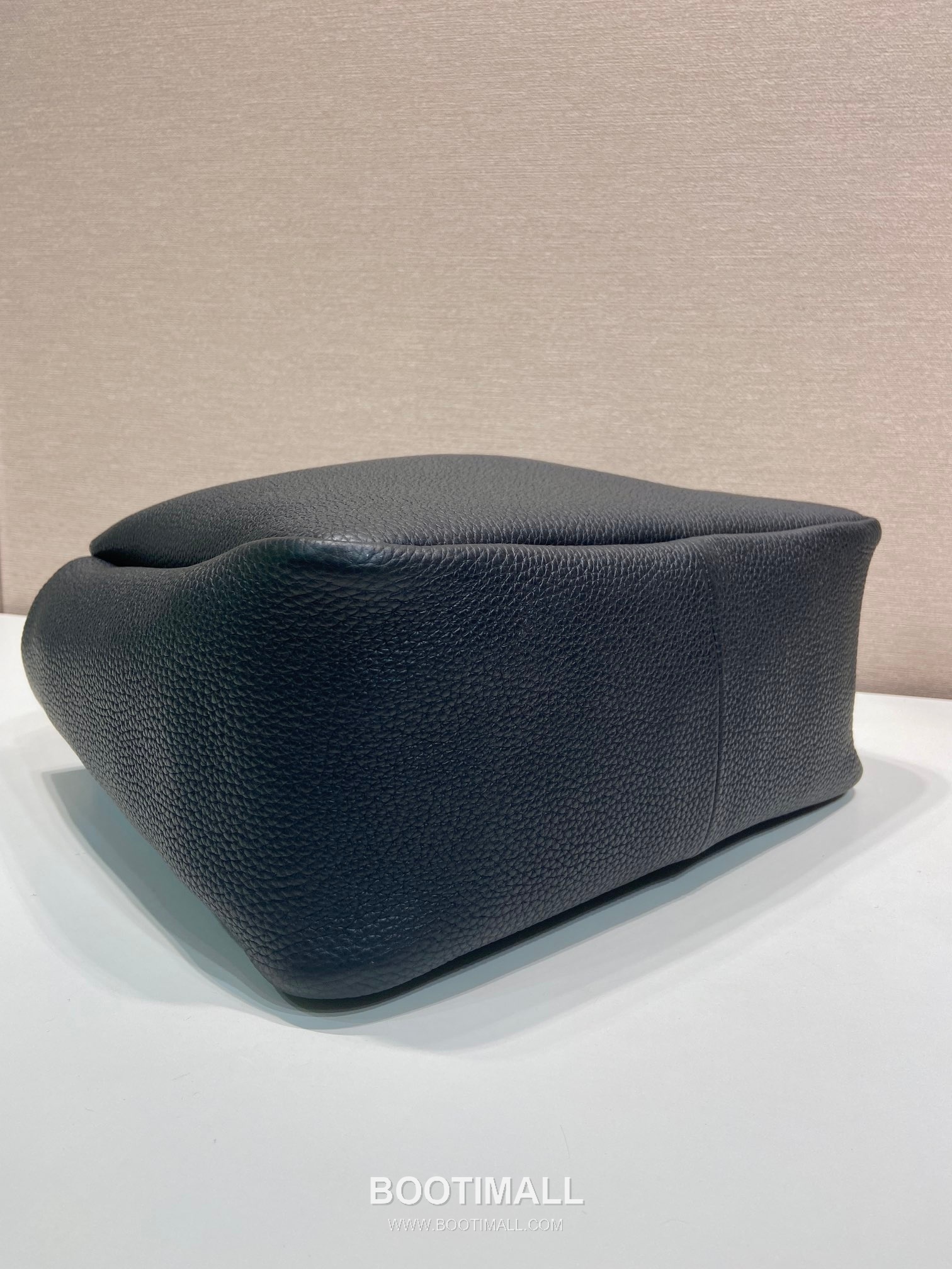 Prada Calfskin Tote Bag with Lambskin Lining and Gold Hardware Detail 프라다 카프스킨 램스킨라이닝 골드하드웨어 토트백 1BG338 32cm 6