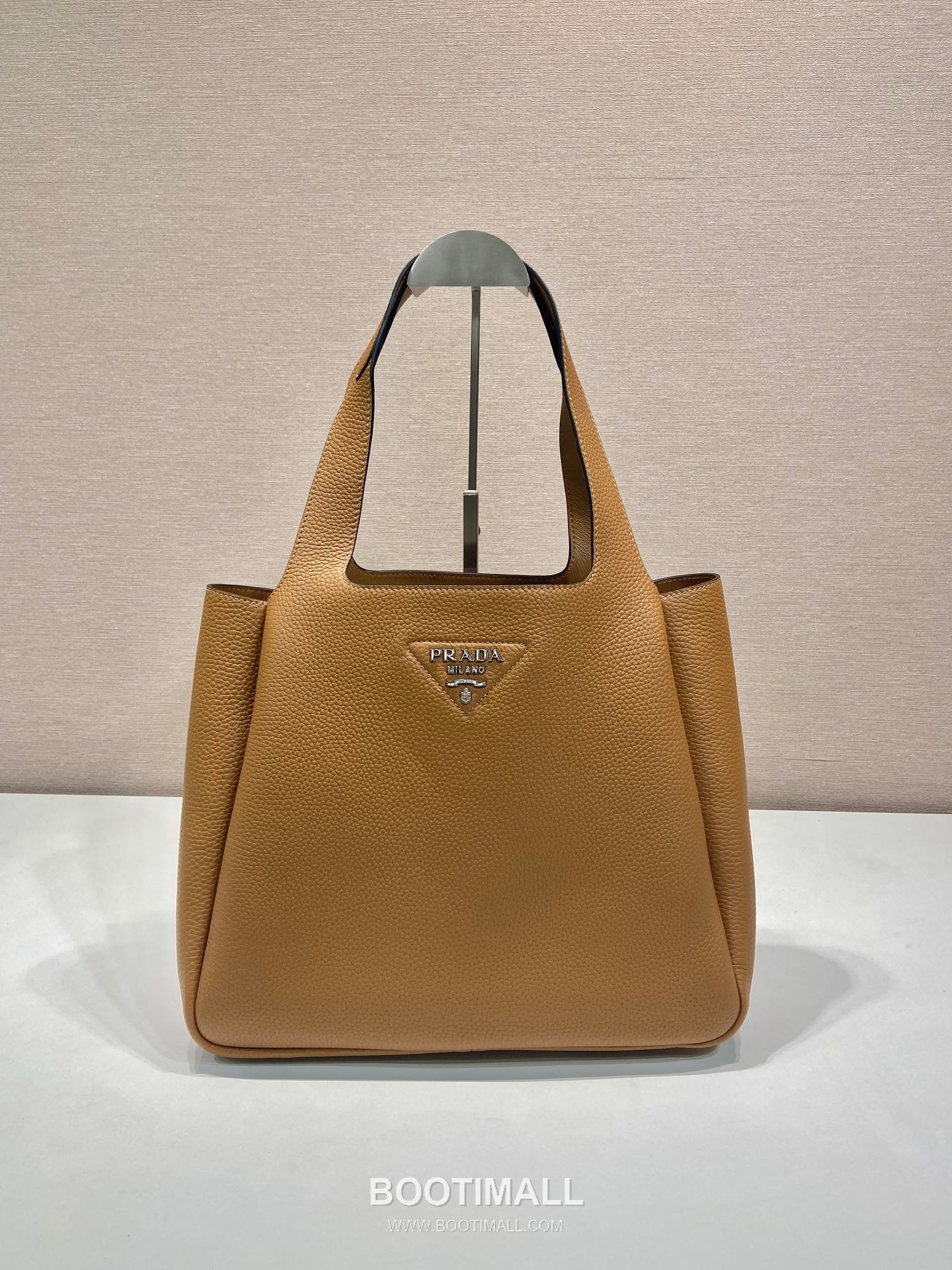 Prada Calfskin Tote Bag with Lambskin Lining and Gold Hardware Detail 프라다 카프스킨 램스킨라이닝 골드하드웨어 토트백 1BG338 32cm 1