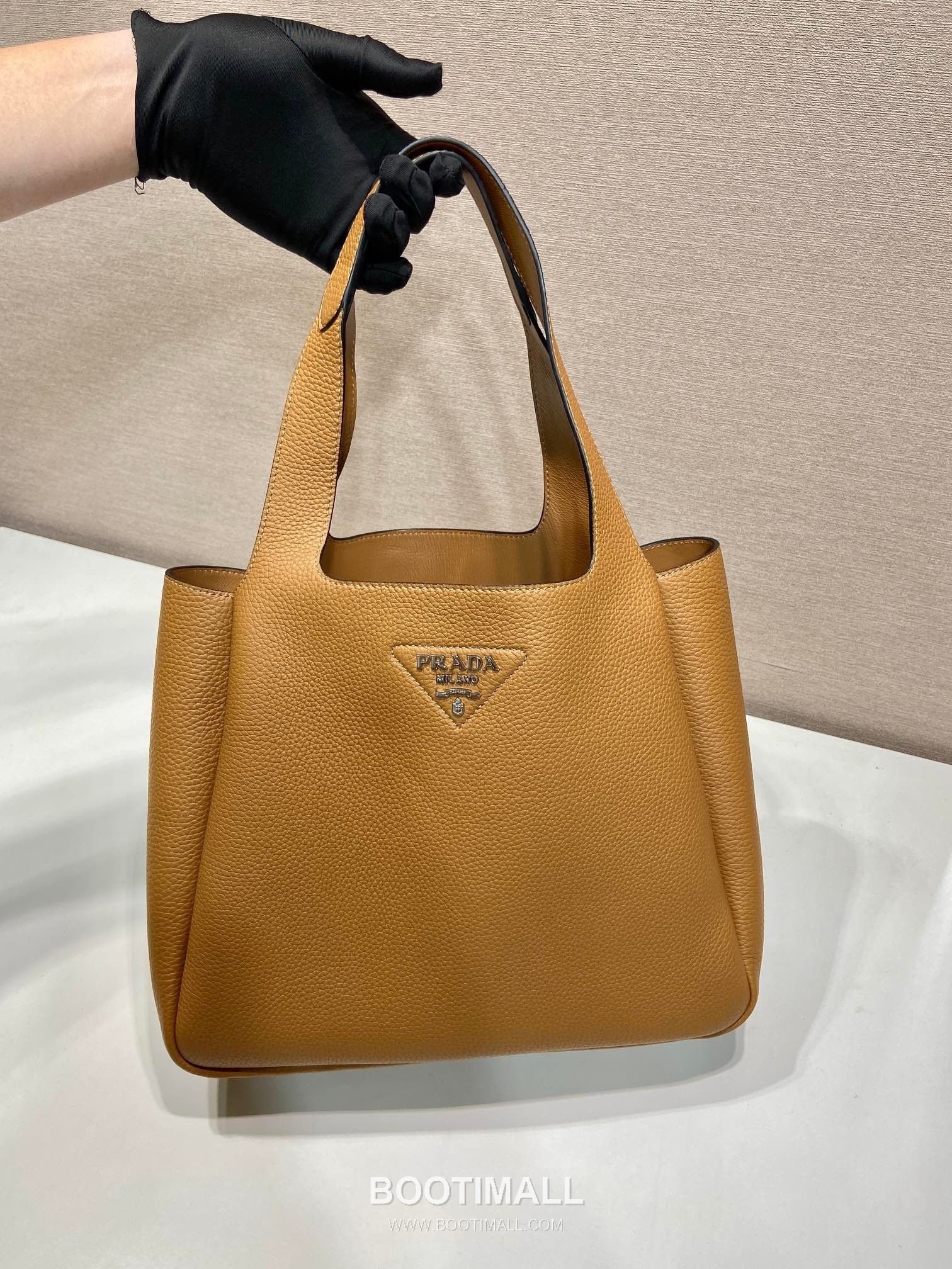 Prada Calfskin Tote Bag with Lambskin Lining and Gold Hardware Detail 프라다 카프스킨 램스킨라이닝 골드하드웨어 토트백 1BG338 32cm 2