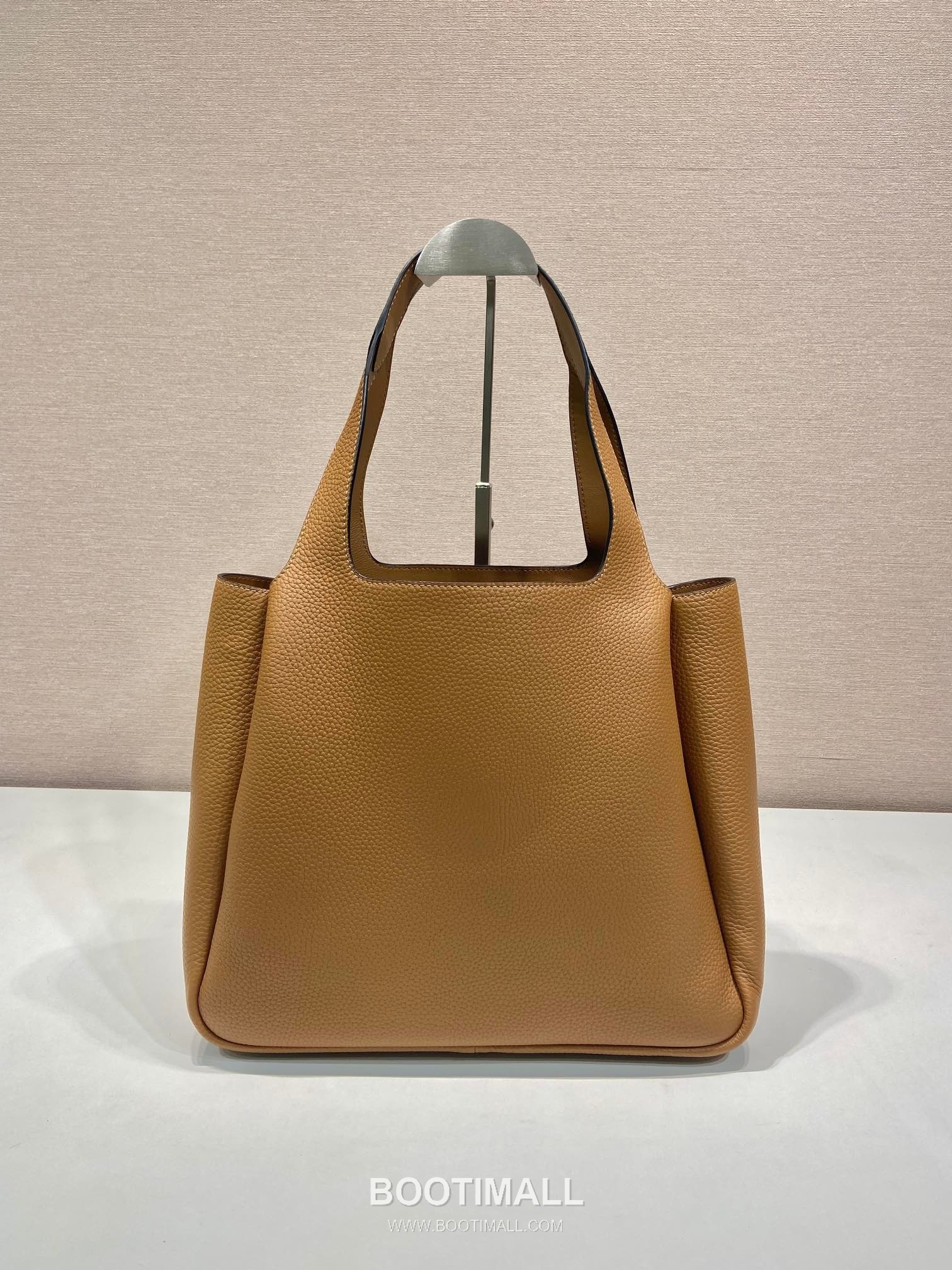 Prada Calfskin Tote Bag with Lambskin Lining and Gold Hardware Detail 프라다 카프스킨 램스킨라이닝 골드하드웨어 토트백 1BG338 32cm 4