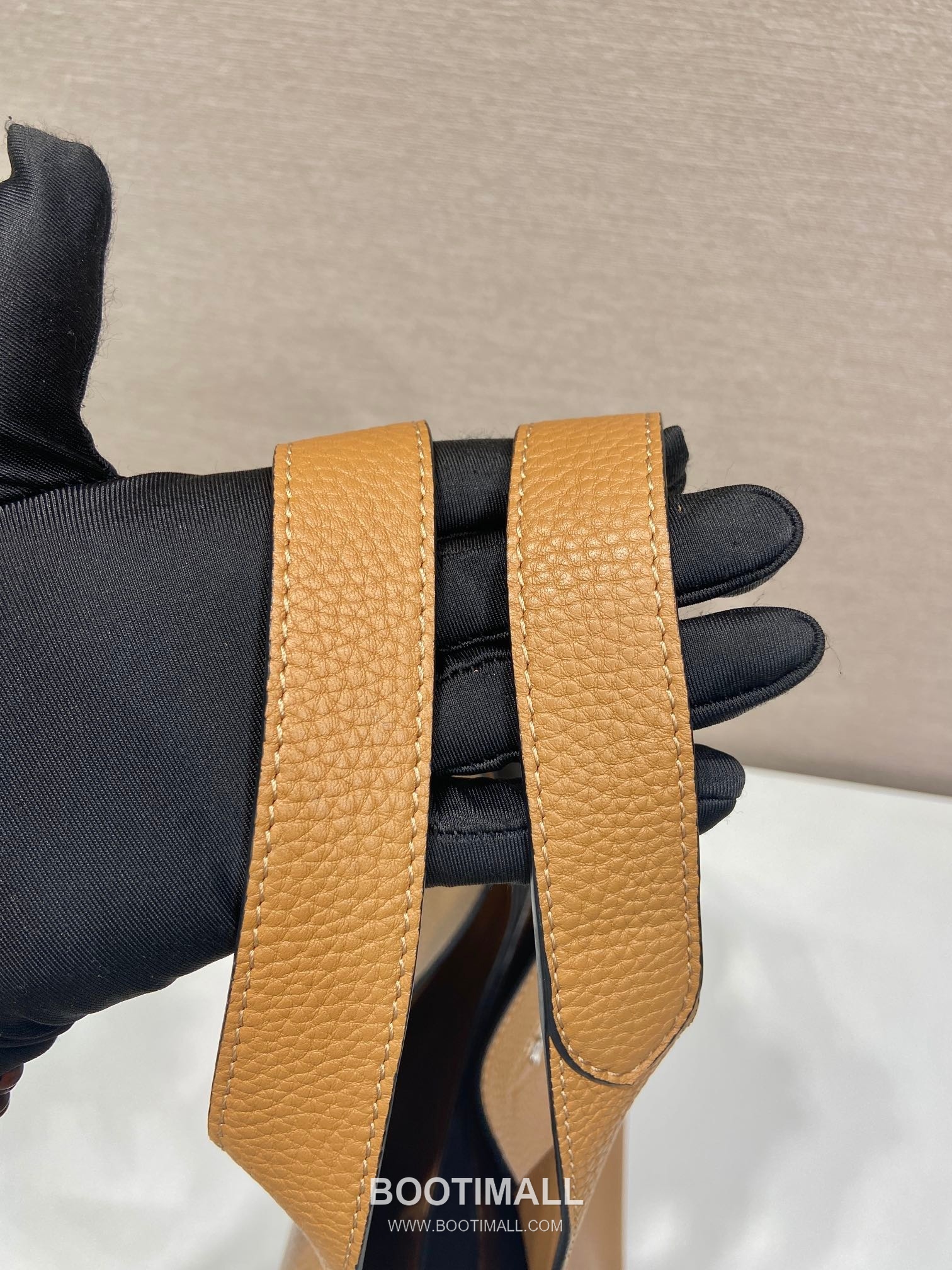 Prada Calfskin Tote Bag with Lambskin Lining and Gold Hardware Detail 프라다 카프스킨 램스킨라이닝 골드하드웨어 토트백 1BG338 32cm 6