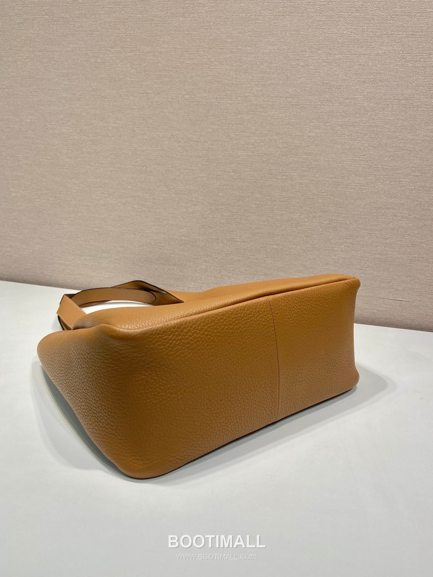 Prada Calfskin Tote Bag with Lambskin Lining and Gold Hardware Detail 프라다 카프스킨 램스킨라이닝 골드하드웨어 토트백 1BG338 32cm 7