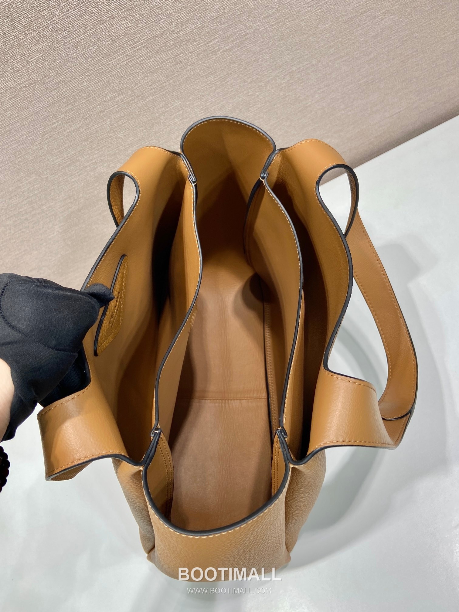 Prada Calfskin Tote Bag with Lambskin Lining and Gold Hardware Detail 프라다 카프스킨 램스킨라이닝 골드하드웨어 토트백 1BG338 32cm 8