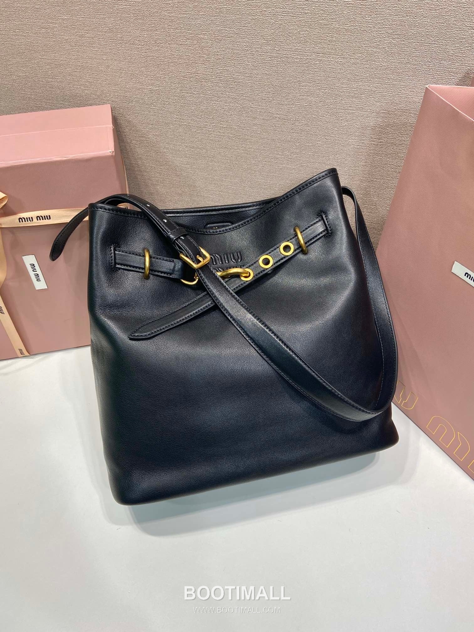 Prada Aventure Calfskin Bucket Bag with Vintage Gold Hardware and Logo Detail 프라다 아방튀르 카프스킨 빈티지골드로고 버킷백 5BE101 30cm 4