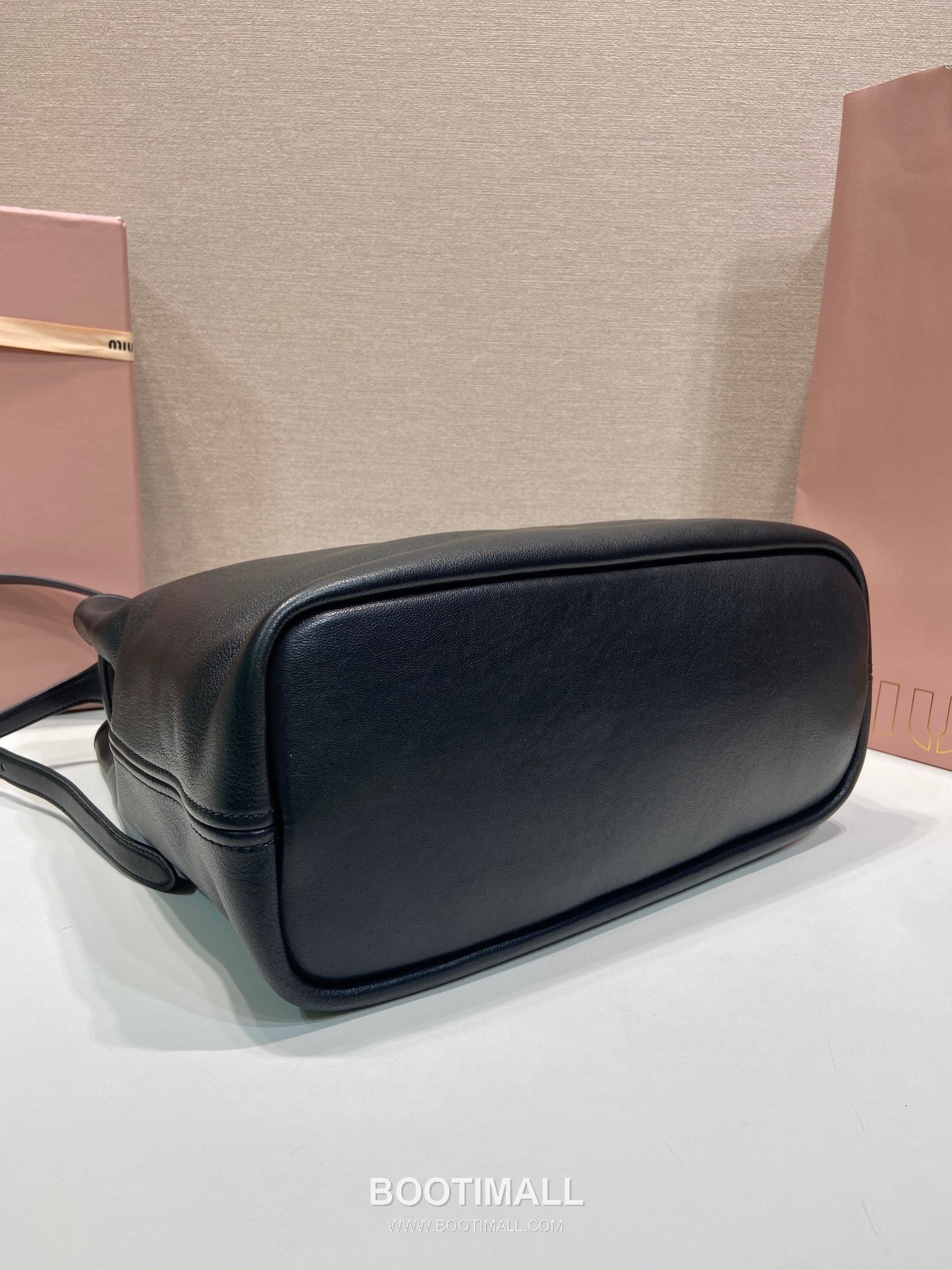 Prada Aventure Calfskin Bucket Bag with Vintage Gold Hardware and Logo Detail 프라다 아방튀르 카프스킨 빈티지골드로고 버킷백 5BE101 30cm 7