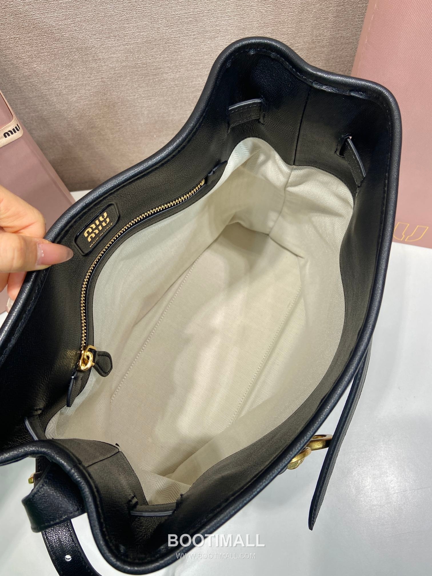 Prada Aventure Calfskin Bucket Bag with Vintage Gold Hardware and Logo Detail 프라다 아방튀르 카프스킨 빈티지골드로고 버킷백 5BE101 30cm 8