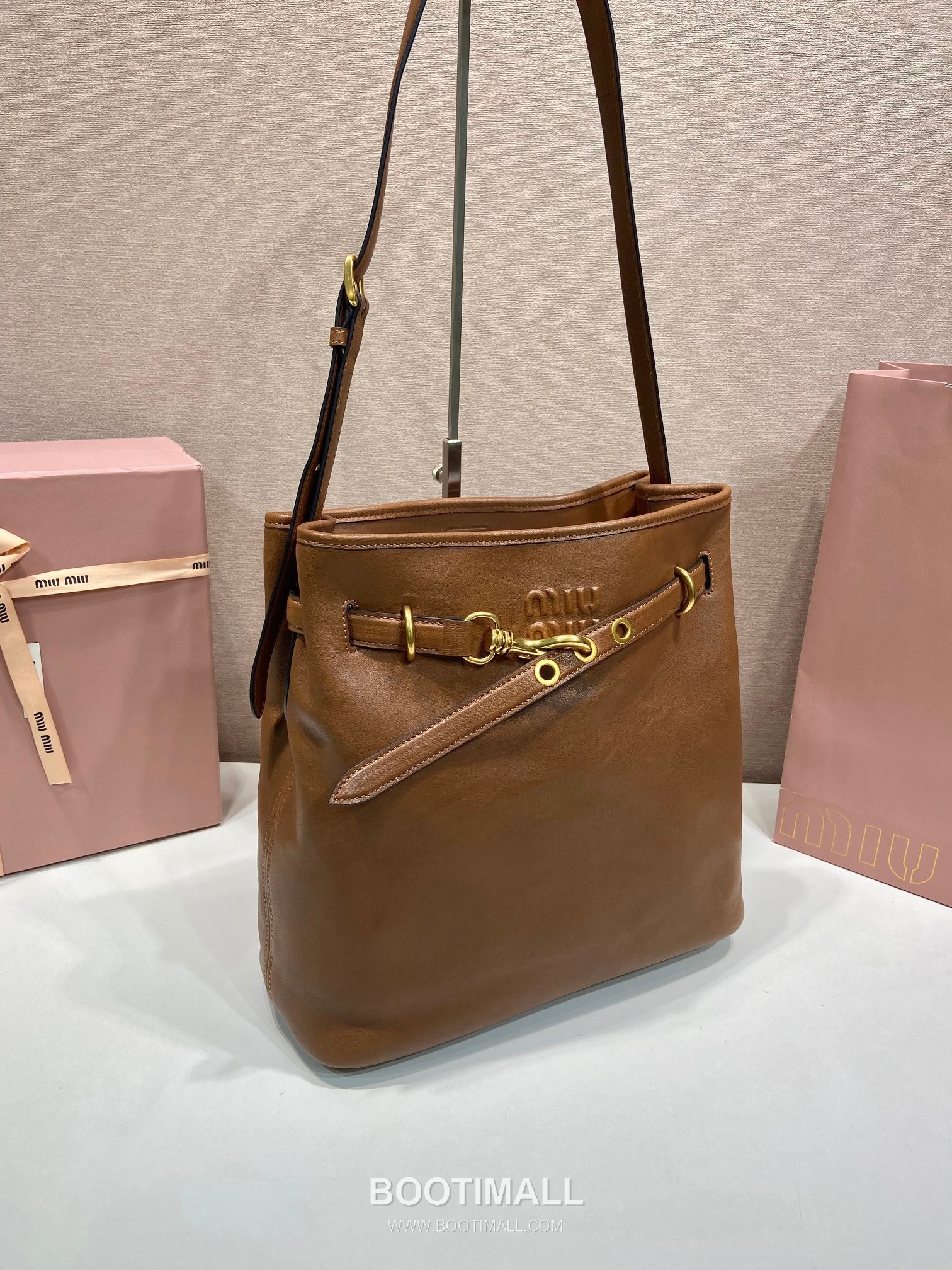 Prada Aventure Calfskin Bucket Bag with Vintage Gold Hardware and Logo Detail 프라다 아방튀르 카프스킨 빈티지골드로고 버킷백 5BE101 30cm 2