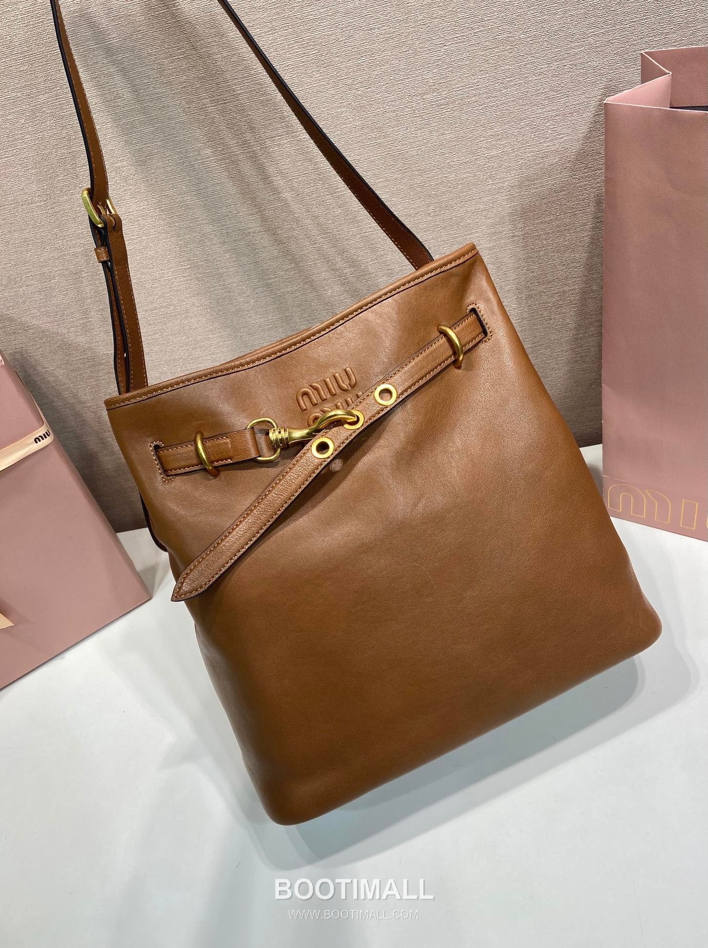 Prada Aventure Calfskin Bucket Bag with Vintage Gold Hardware and Logo Detail 프라다 아방튀르 카프스킨 빈티지골드로고 버킷백 5BE101 30cm 3