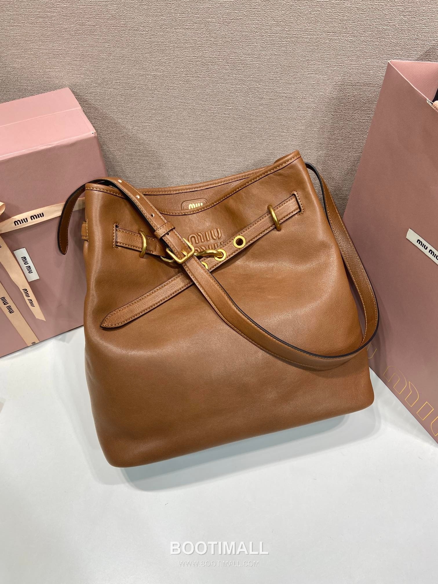 Prada Aventure Calfskin Bucket Bag with Vintage Gold Hardware and Logo Detail 프라다 아방튀르 카프스킨 빈티지골드로고 버킷백 5BE101 30cm 4