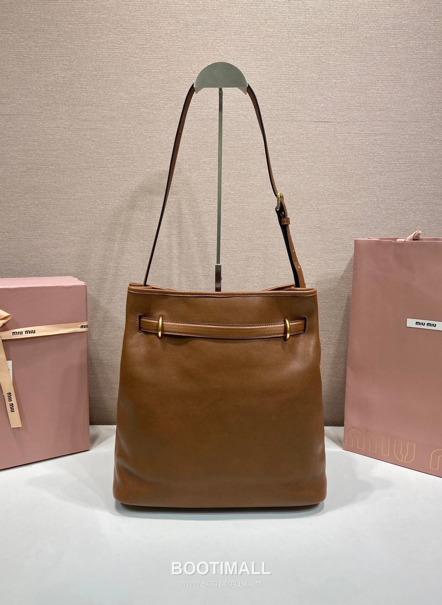 Prada Aventure Calfskin Bucket Bag with Vintage Gold Hardware and Logo Detail 프라다 아방튀르 카프스킨 빈티지골드로고 버킷백 5BE101 30cm 5