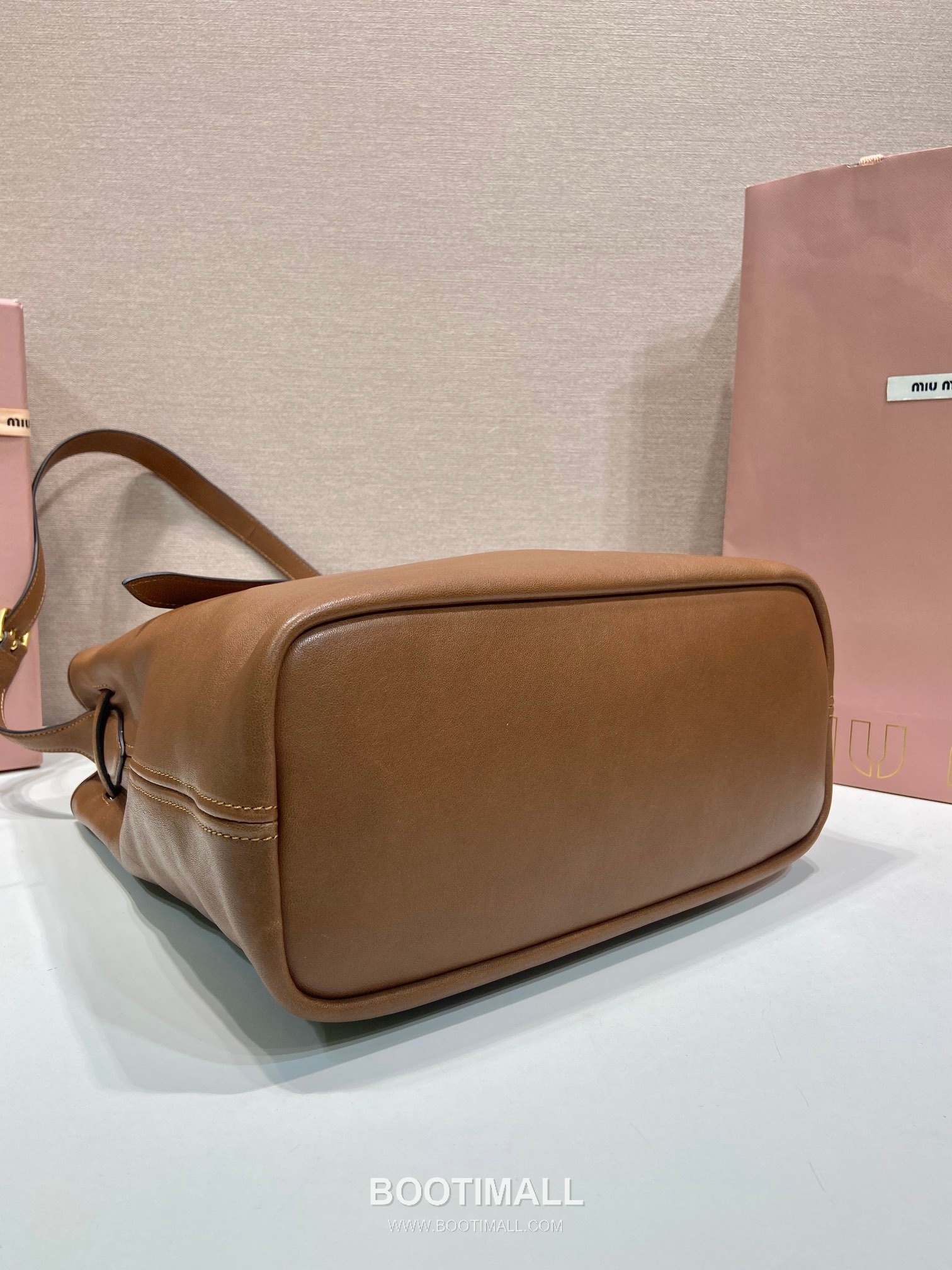 Prada Aventure Calfskin Bucket Bag with Vintage Gold Hardware and Logo Detail 프라다 아방튀르 카프스킨 빈티지골드로고 버킷백 5BE101 30cm 7