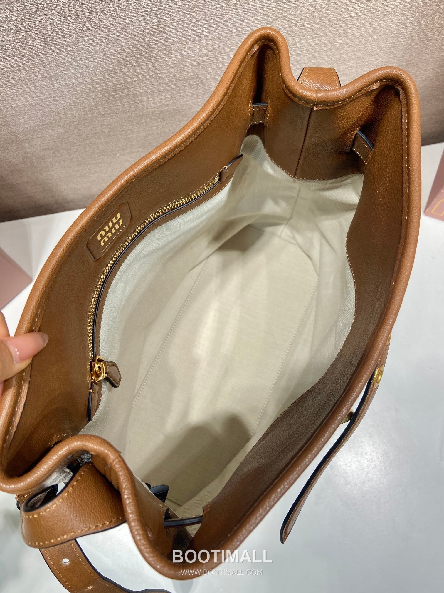 Prada Aventure Calfskin Bucket Bag with Vintage Gold Hardware and Logo Detail 프라다 아방튀르 카프스킨 빈티지골드로고 버킷백 5BE101 30cm 8