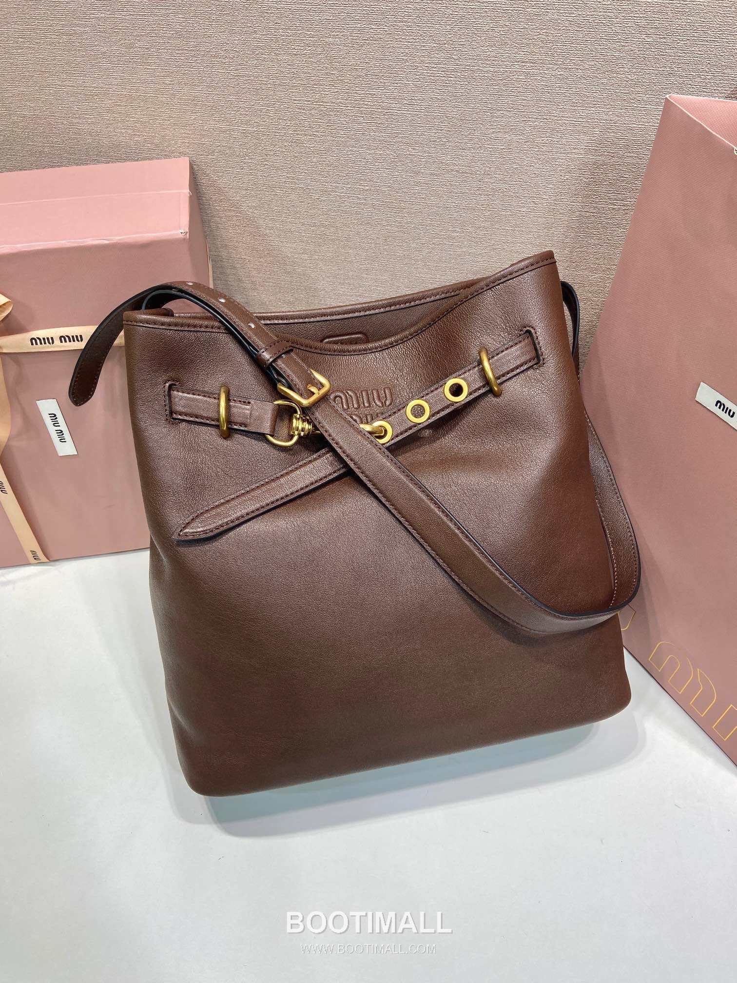 Prada Aventure Calfskin Bucket Bag with Vintage Gold Hardware and Logo Detail 프라다 아방튀르 카프스킨 빈티지골드로고 버킷백 5BE101 30cm 4