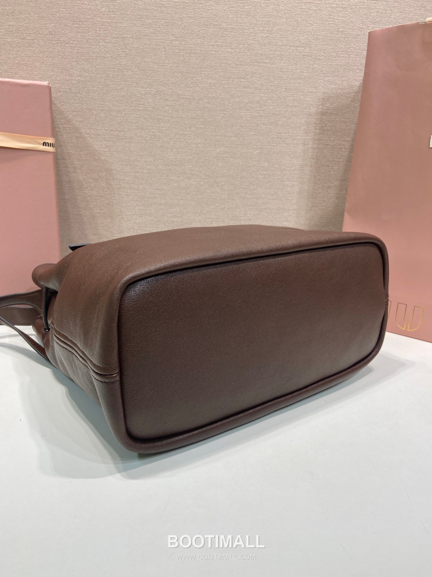 Prada Aventure Calfskin Bucket Bag with Vintage Gold Hardware and Logo Detail 프라다 아방튀르 카프스킨 빈티지골드로고 버킷백 5BE101 30cm 7