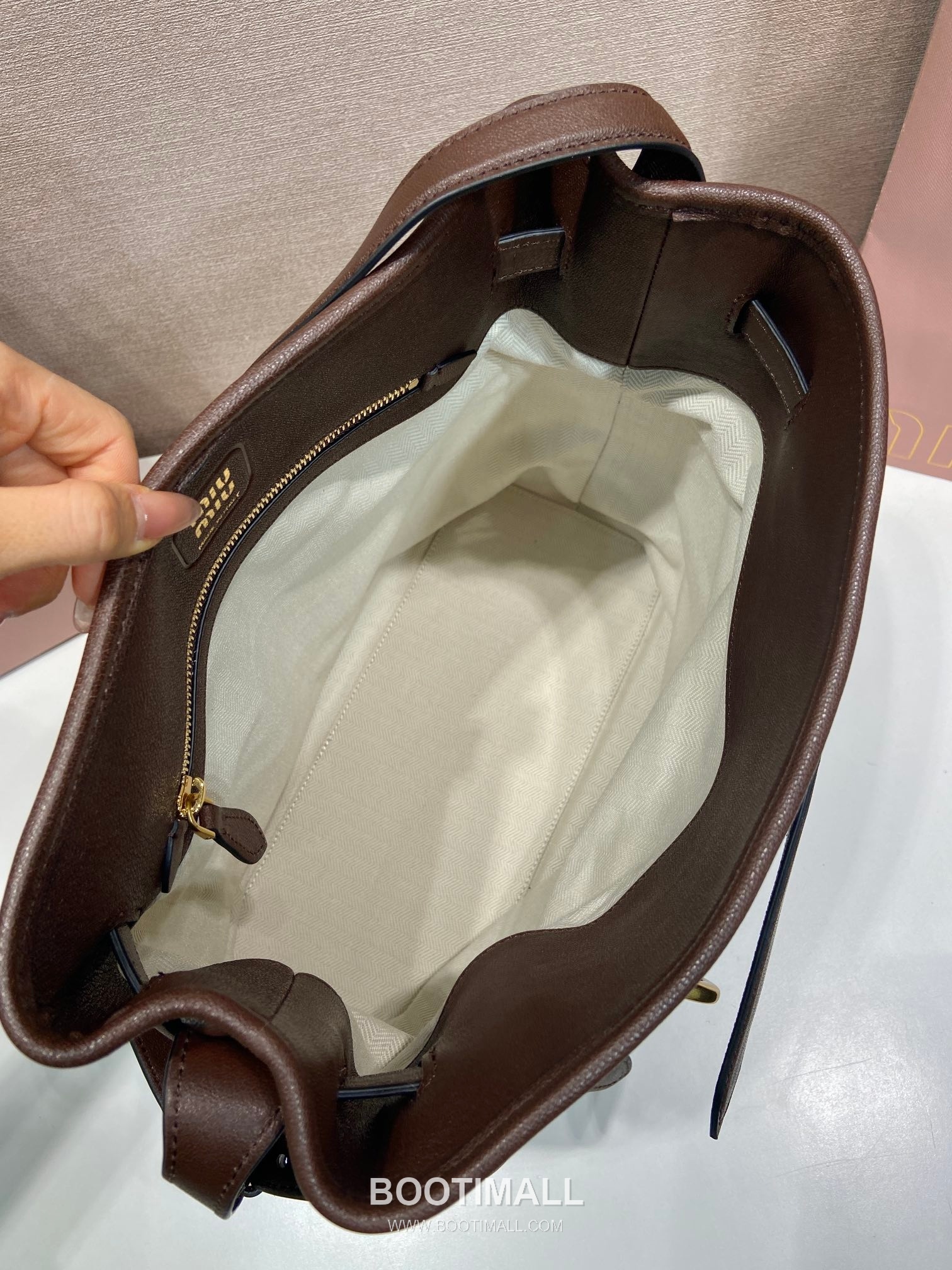 Prada Aventure Calfskin Bucket Bag with Vintage Gold Hardware and Logo Detail 프라다 아방튀르 카프스킨 빈티지골드로고 버킷백 5BE101 30cm 8