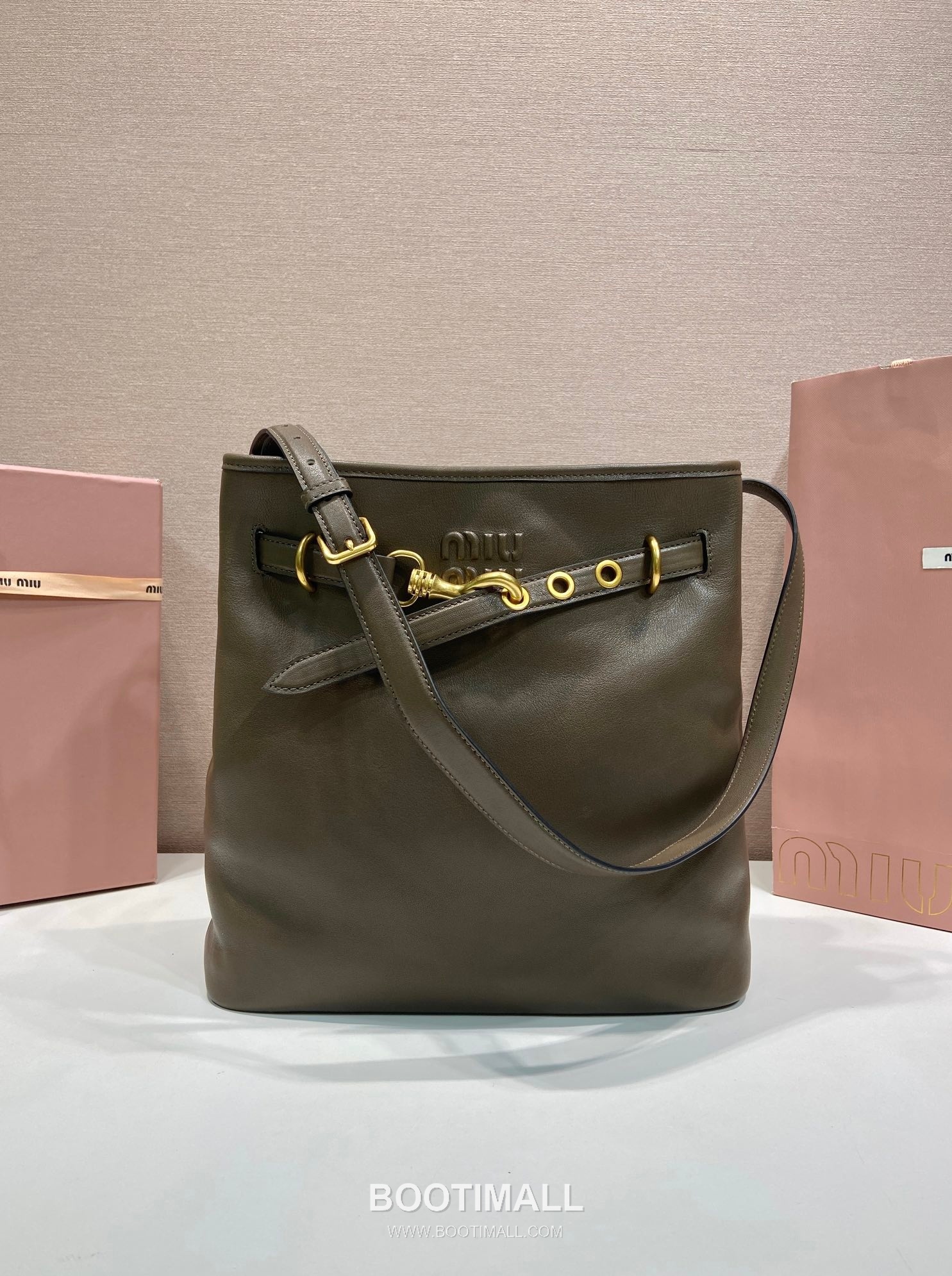 Prada Aventure Calfskin Bucket Bag with Vintage Gold Hardware and Logo Detail 프라다 아방튀르 카프스킨 빈티지골드로고 버킷백 5BE101 30cm 1