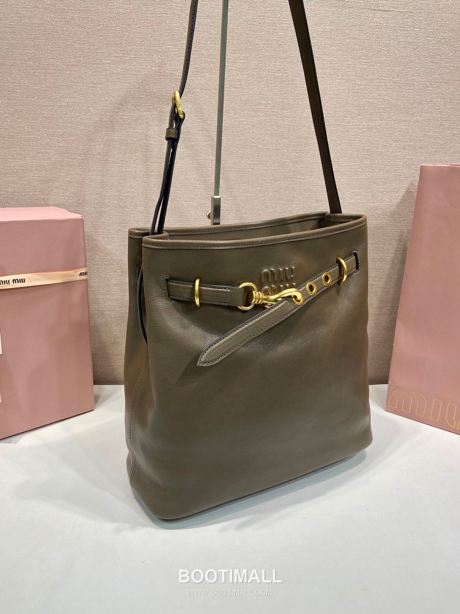 Prada Aventure Calfskin Bucket Bag with Vintage Gold Hardware and Logo Detail 프라다 아방튀르 카프스킨 빈티지골드로고 버킷백 5BE101 30cm 2