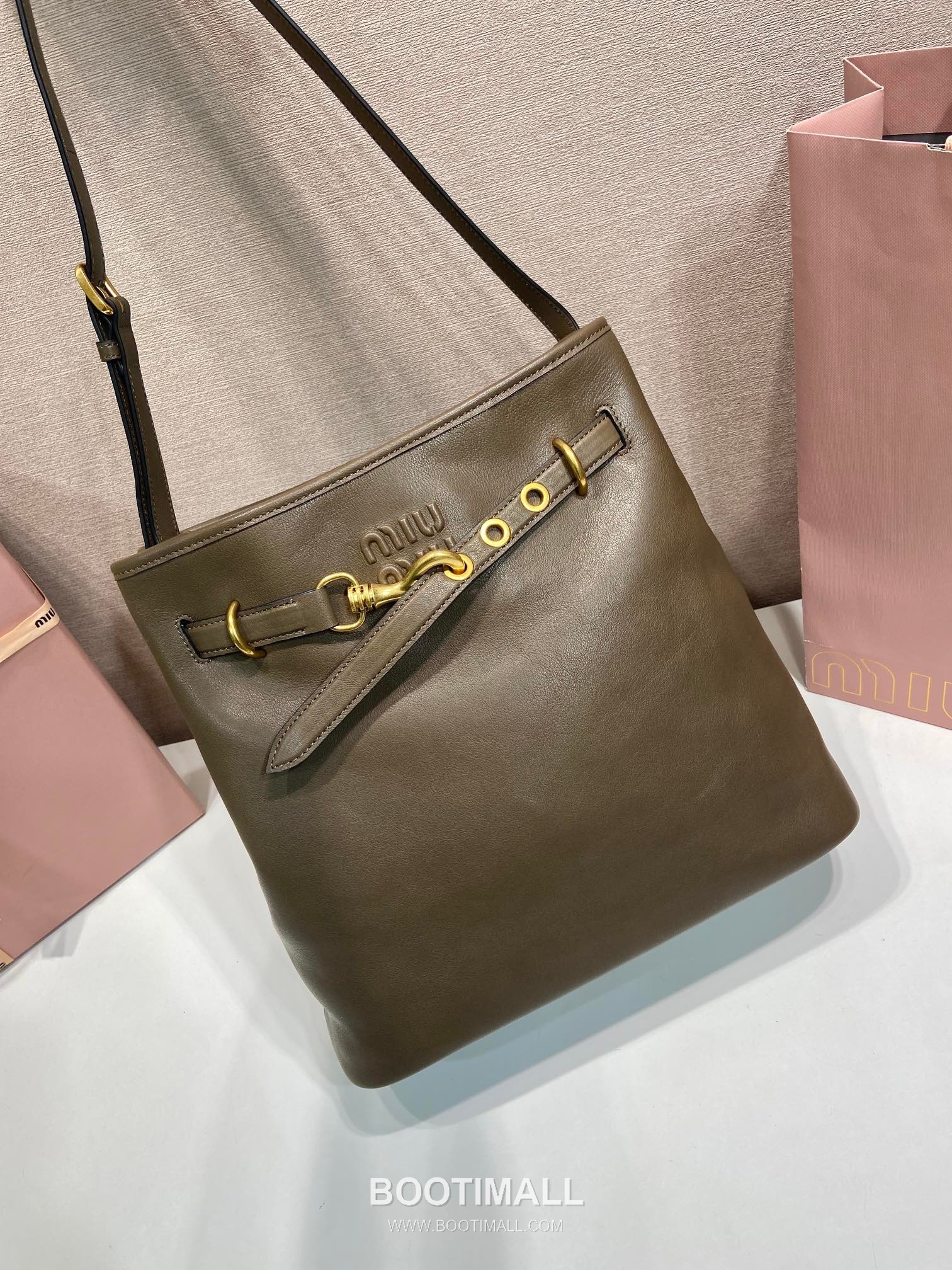 Prada Aventure Calfskin Bucket Bag with Vintage Gold Hardware and Logo Detail 프라다 아방튀르 카프스킨 빈티지골드로고 버킷백 5BE101 30cm 3