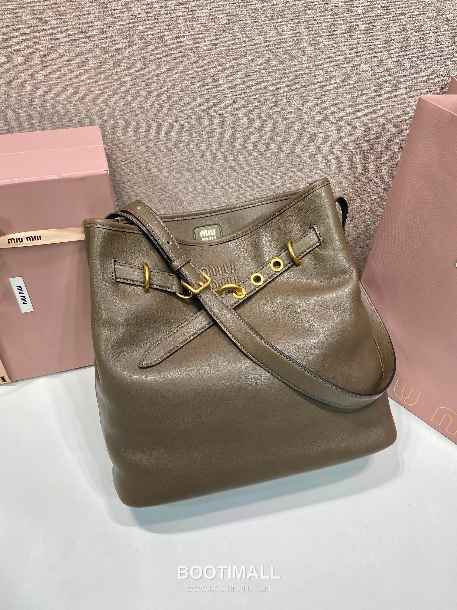 Prada Aventure Calfskin Bucket Bag with Vintage Gold Hardware and Logo Detail 프라다 아방튀르 카프스킨 빈티지골드로고 버킷백 5BE101 30cm 4