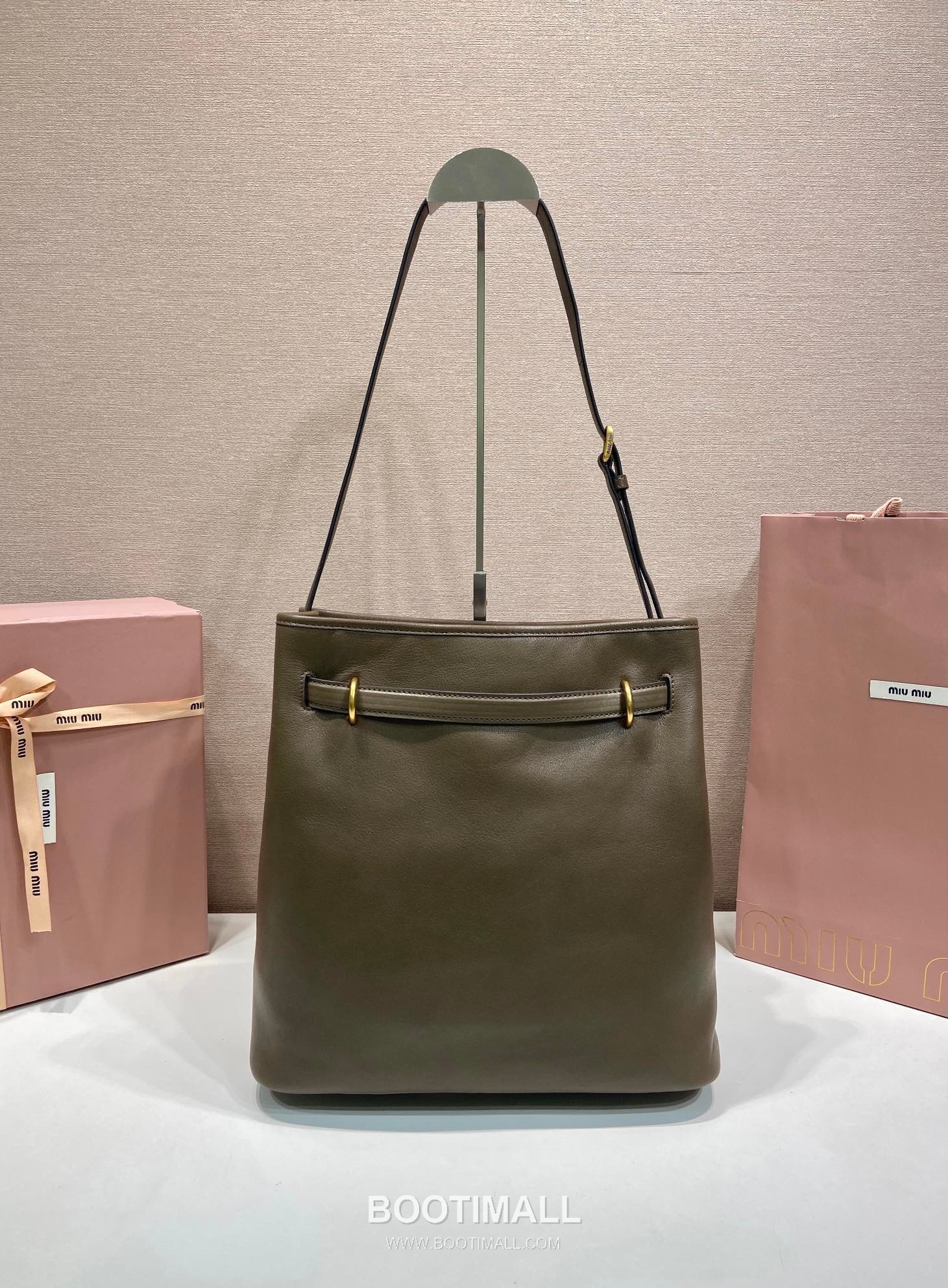 Prada Aventure Calfskin Bucket Bag with Vintage Gold Hardware and Logo Detail 프라다 아방튀르 카프스킨 빈티지골드로고 버킷백 5BE101 30cm 5