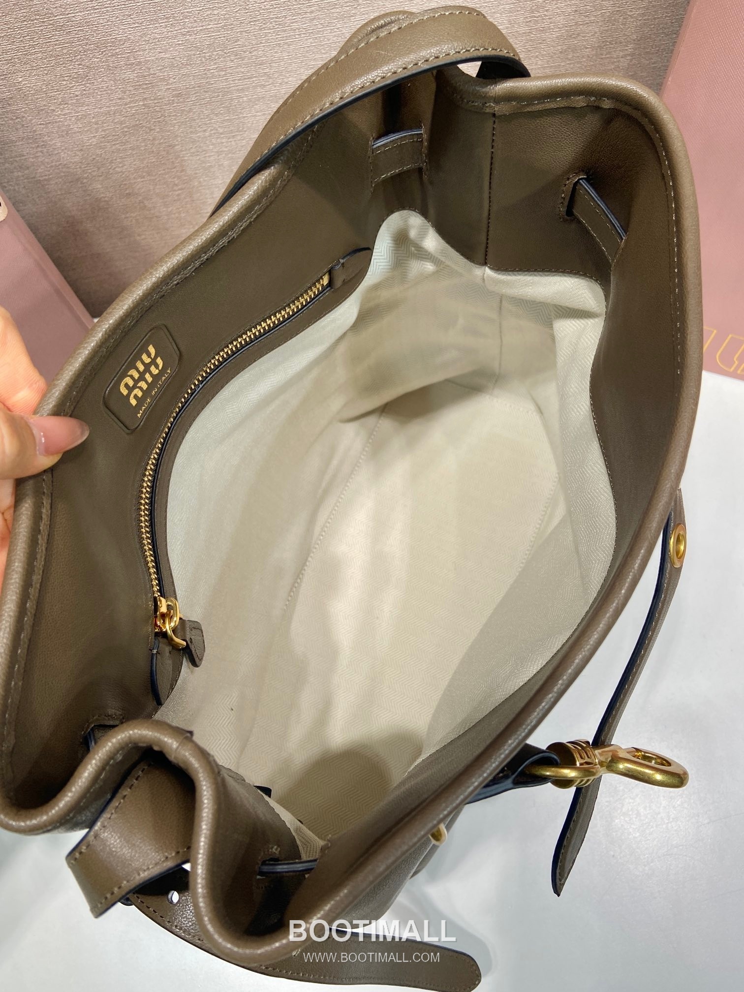 Prada Aventure Calfskin Bucket Bag with Vintage Gold Hardware and Logo Detail 프라다 아방튀르 카프스킨 빈티지골드로고 버킷백 5BE101 30cm 8