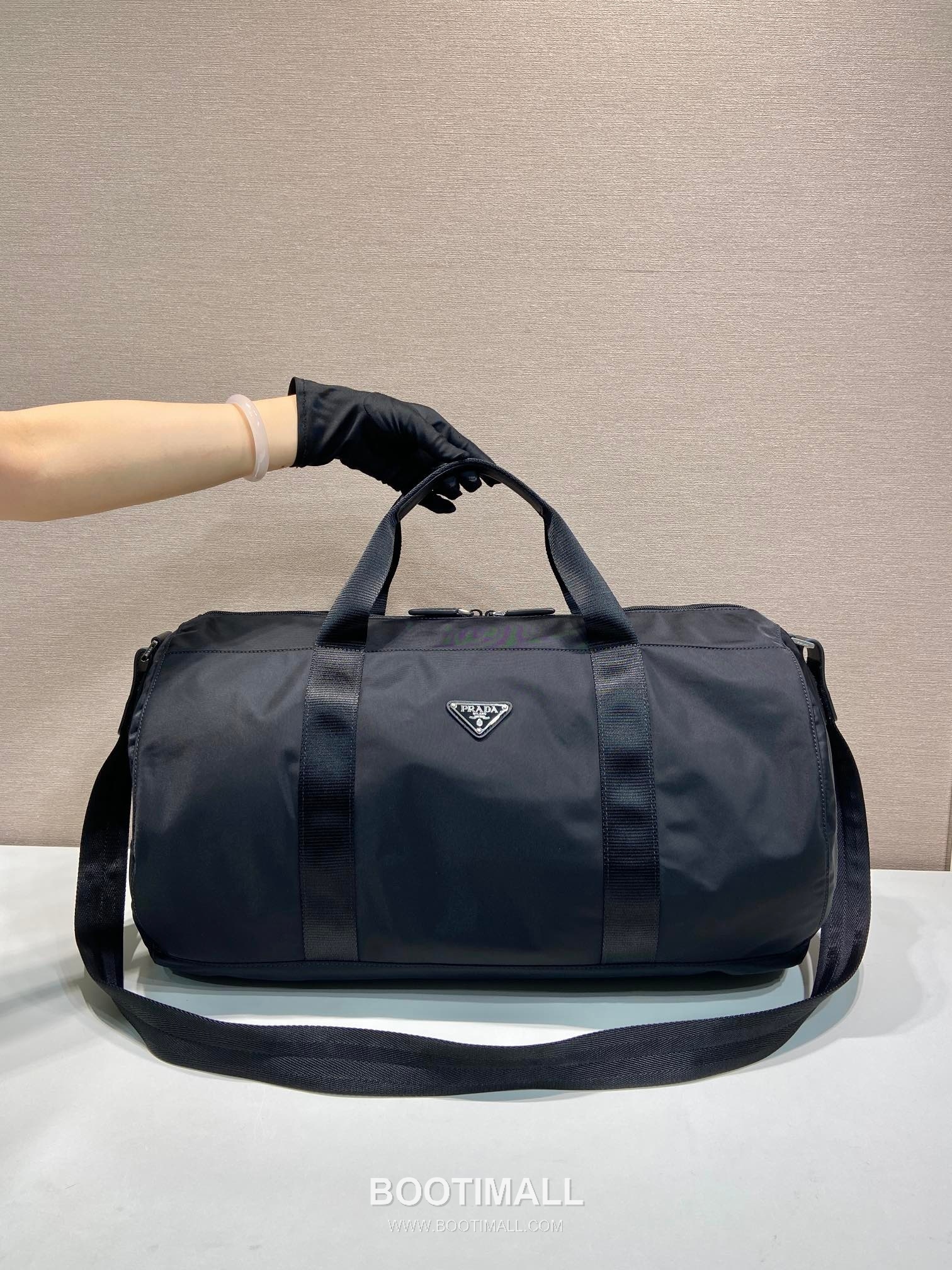 Prada Parachute Nylon Travel Bag with Triangle Logo and Zip Closure Detail 프라다 패러슈트 나일론 삼각로고 지퍼 트래블백 2VC015A 49cm 1