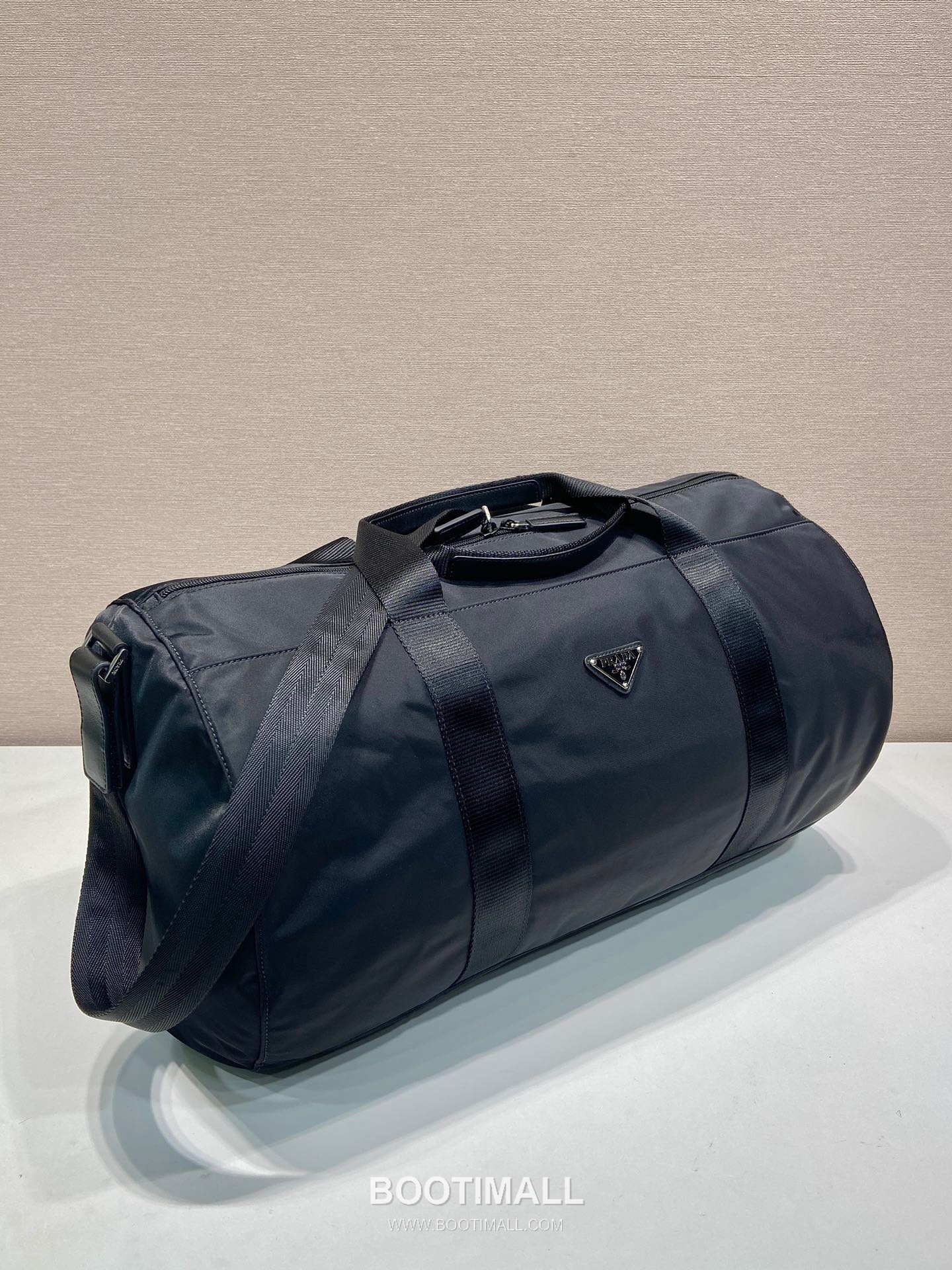 Prada Parachute Nylon Travel Bag with Triangle Logo and Zip Closure Detail 프라다 패러슈트 나일론 삼각로고 지퍼 트래블백 2VC015A 49cm 2