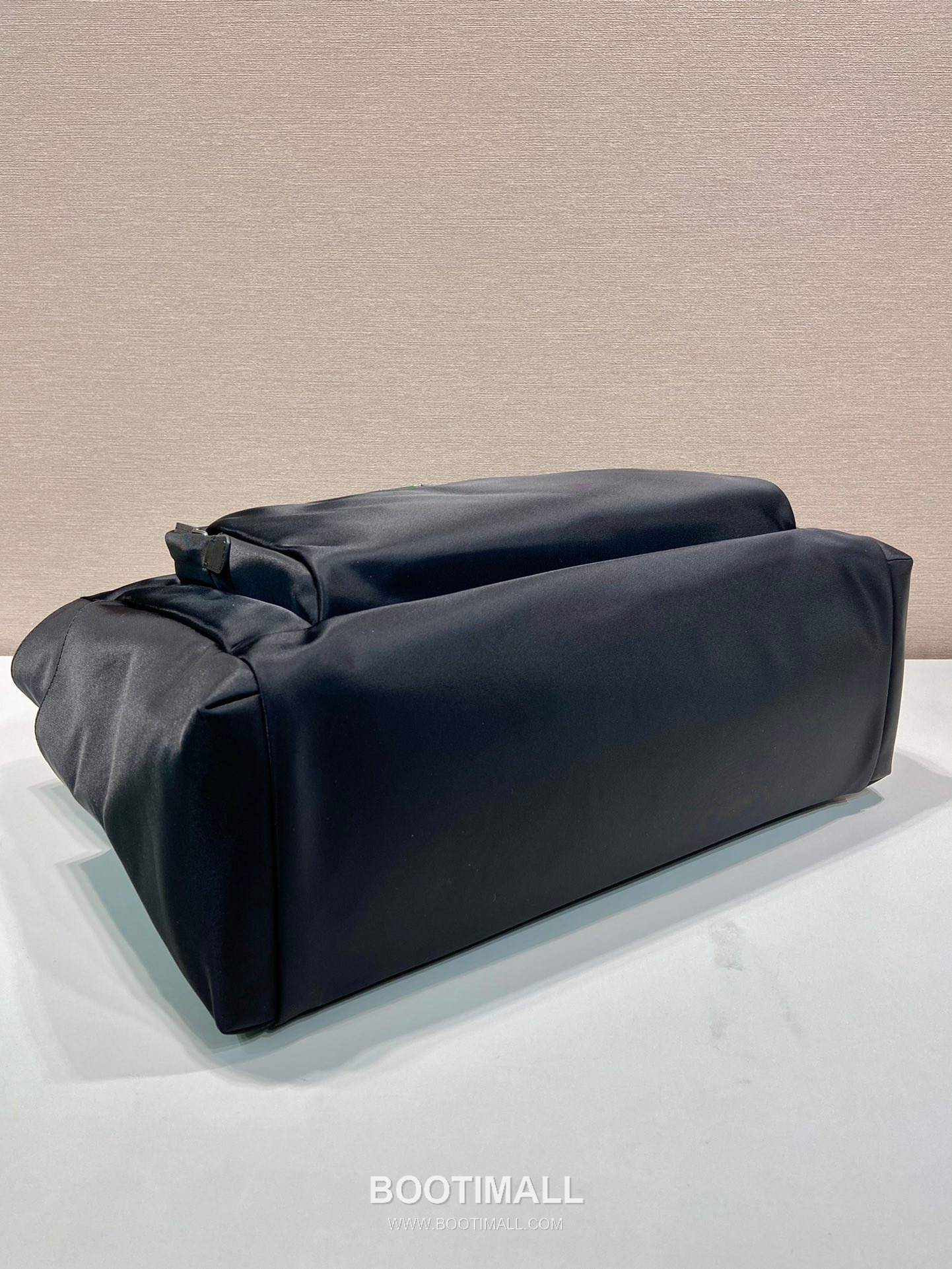 Prada Nylon Tote Bag with Front Zip Pocket and Side Pocket Detail 프라다 나일론 프론트지퍼 사이드포켓 토트백 2VG097 40cm 5