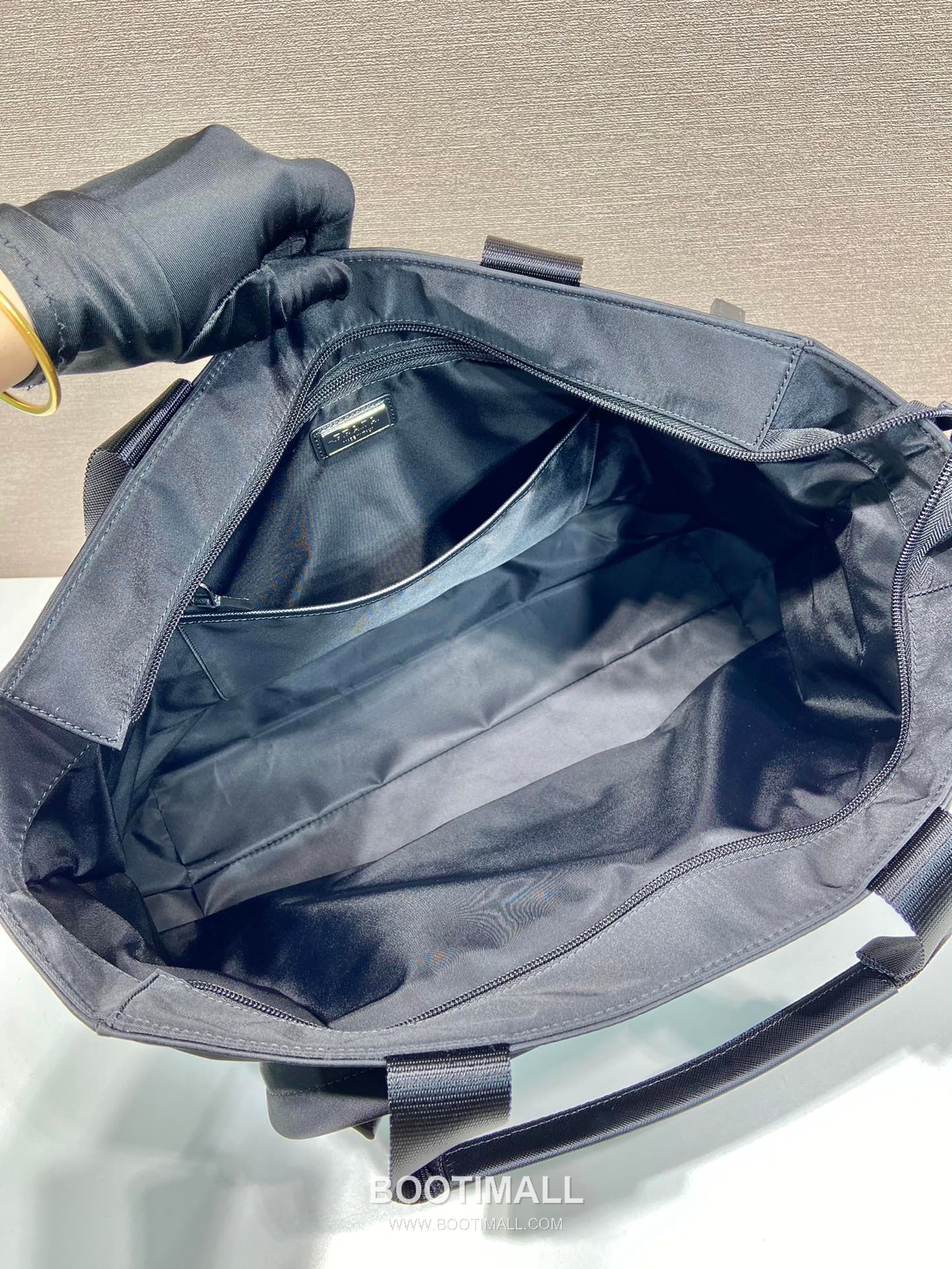 Prada Nylon Tote Bag with Front Zip Pocket and Side Pocket Detail 프라다 나일론 프론트지퍼 사이드포켓 토트백 2VG097 40cm 8