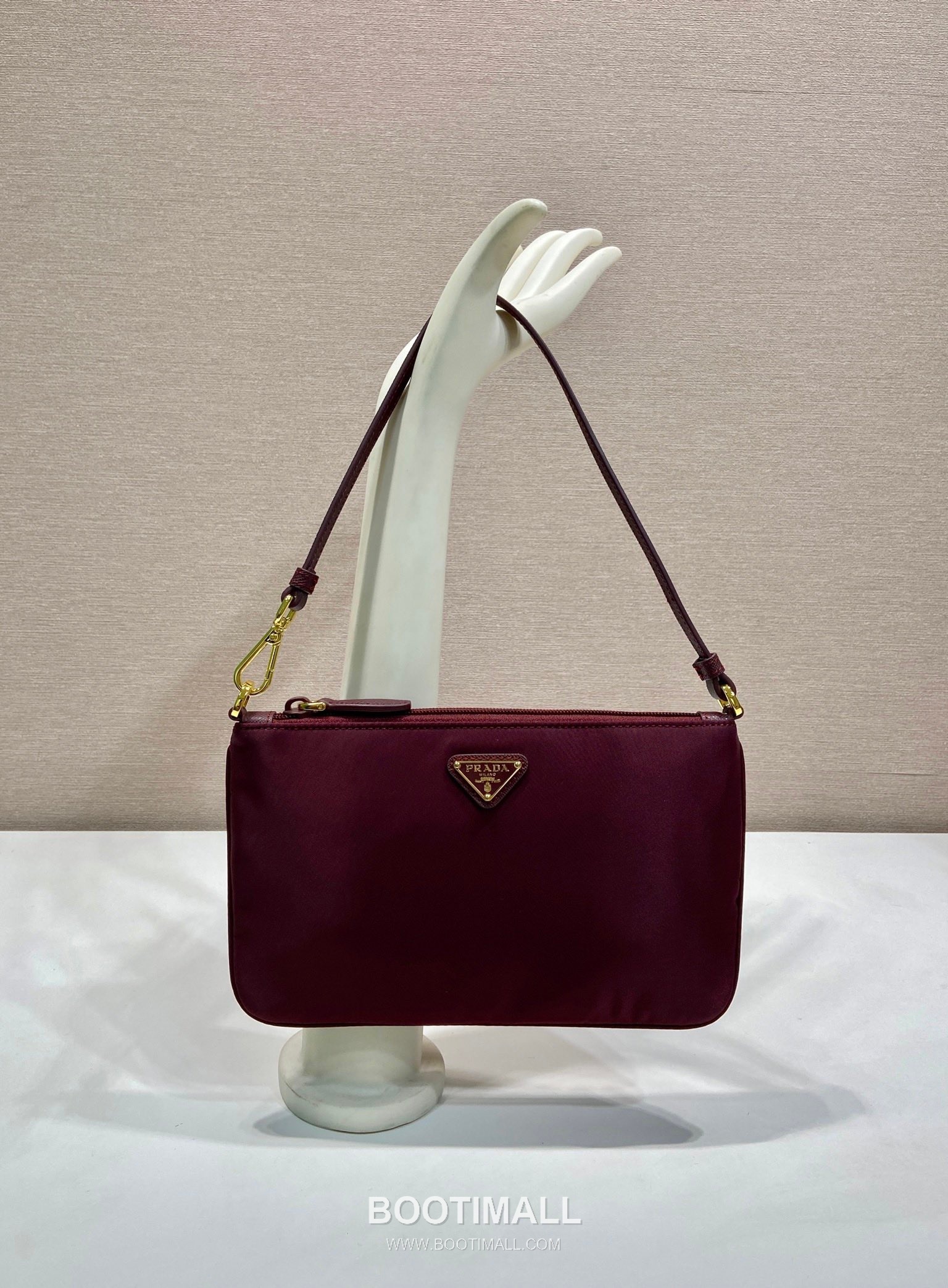 Prada Re-Nylon Clutch Bag with Detachable Wrist Strap and Triangle Logo Detail 프라다 리나일론 손목스트랩 삼각로고 클러치 1NS021 17cm 1