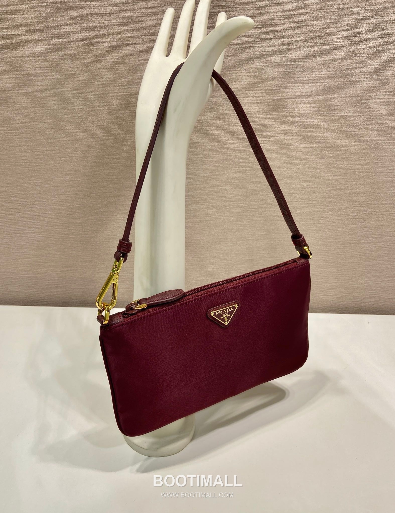 Prada Re-Nylon Clutch Bag with Detachable Wrist Strap and Triangle Logo Detail 프라다 리나일론 손목스트랩 삼각로고 클러치 1NS021 17cm 2