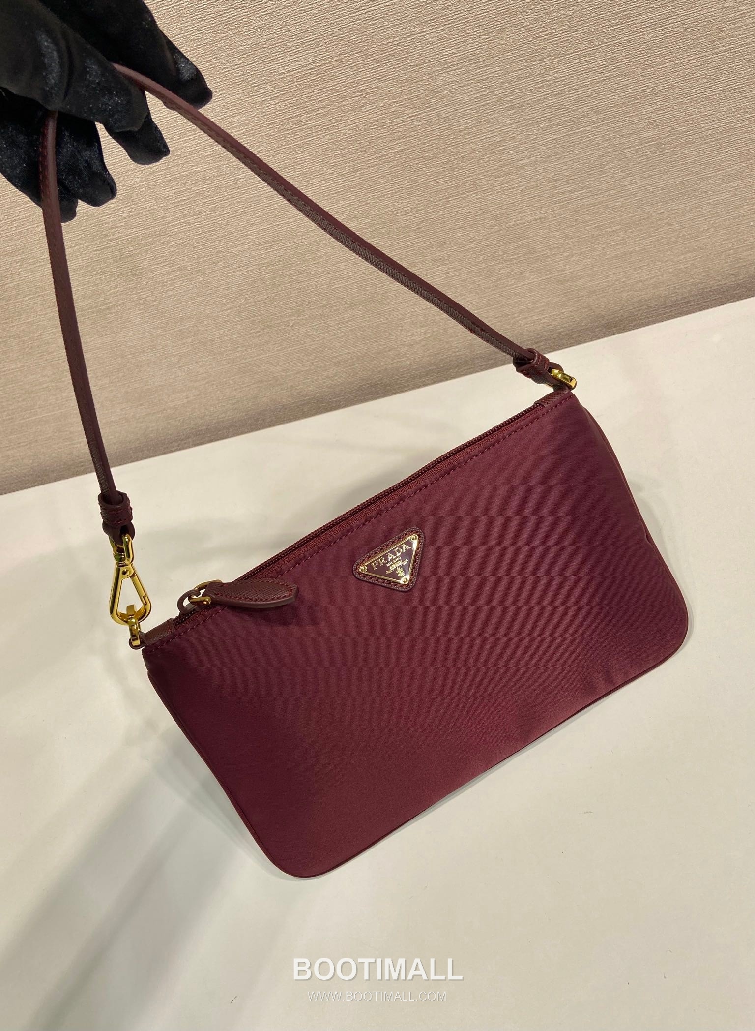 Prada Re-Nylon Clutch Bag with Detachable Wrist Strap and Triangle Logo Detail 프라다 리나일론 손목스트랩 삼각로고 클러치 1NS021 17cm 3