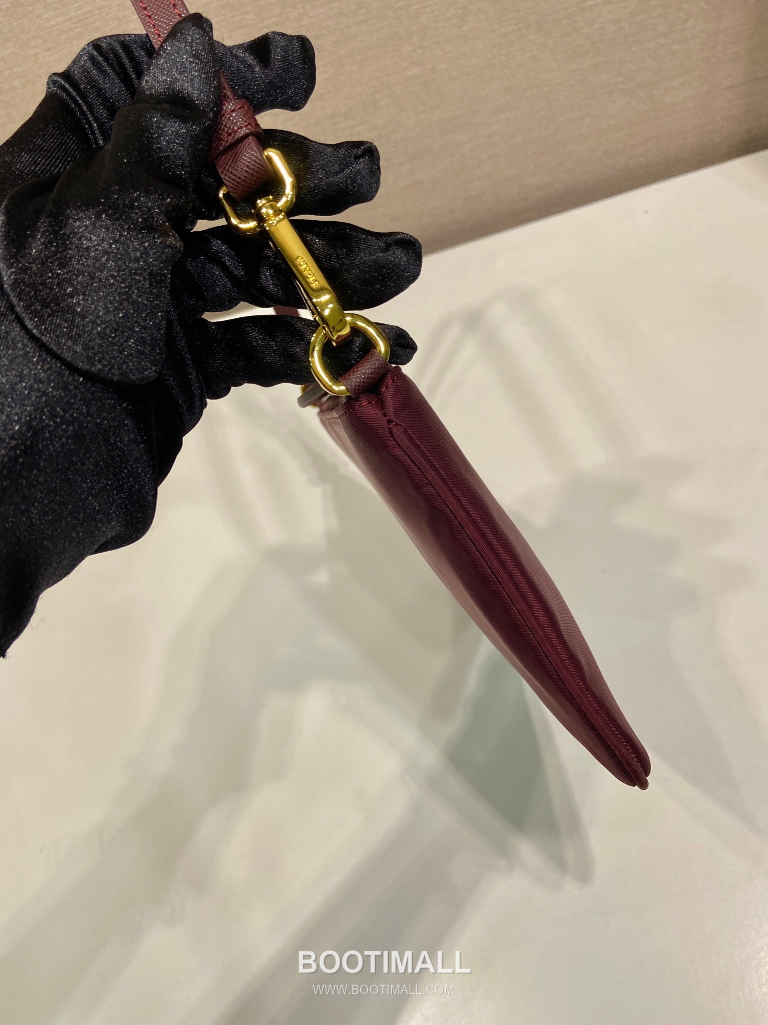 Prada Re-Nylon Clutch Bag with Detachable Wrist Strap and Triangle Logo Detail 프라다 리나일론 손목스트랩 삼각로고 클러치 1NS021 17cm 5