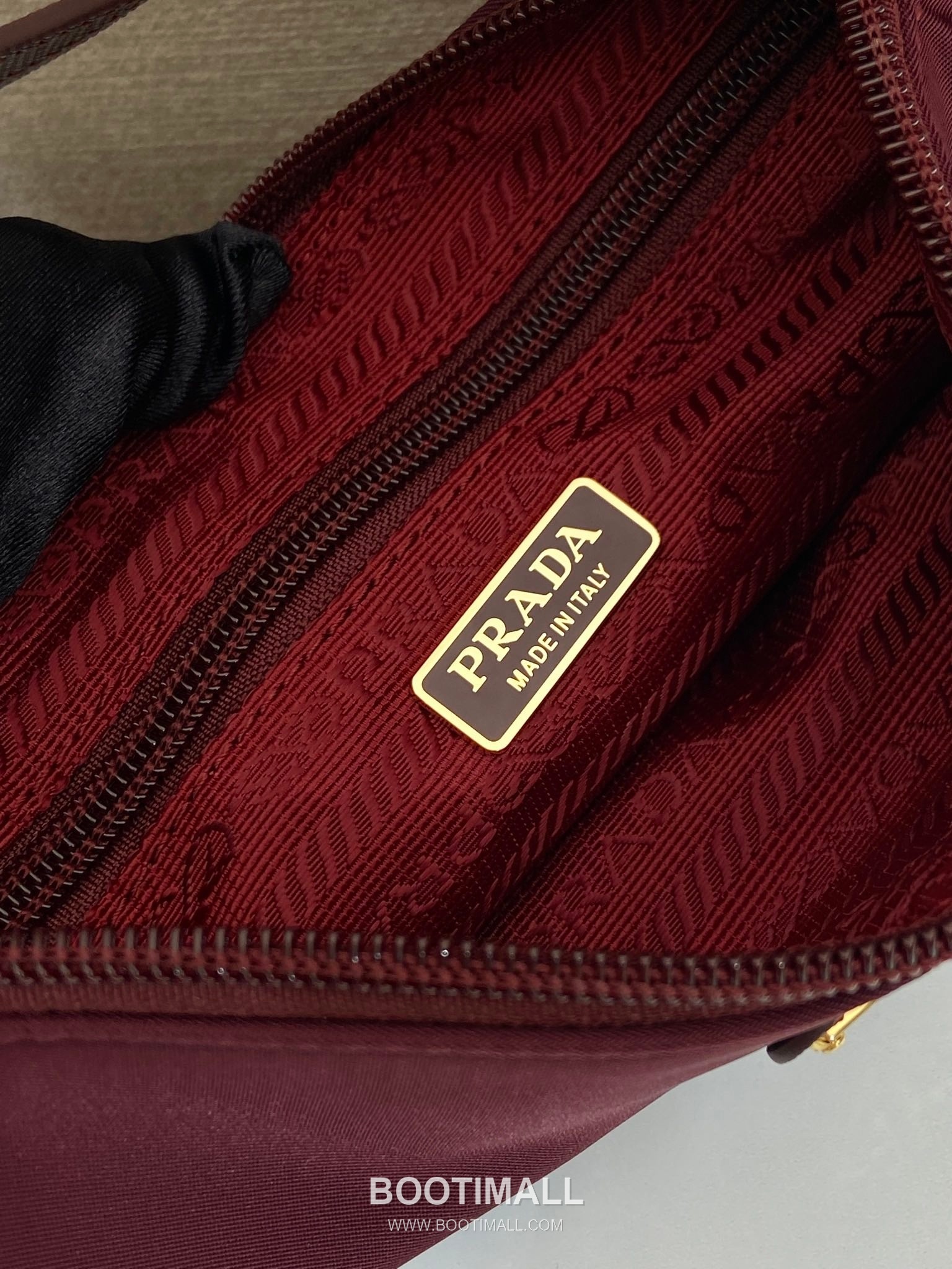 Prada Re-Nylon Clutch Bag with Detachable Wrist Strap and Triangle Logo Detail 프라다 리나일론 손목스트랩 삼각로고 클러치 1NS021 17cm 9