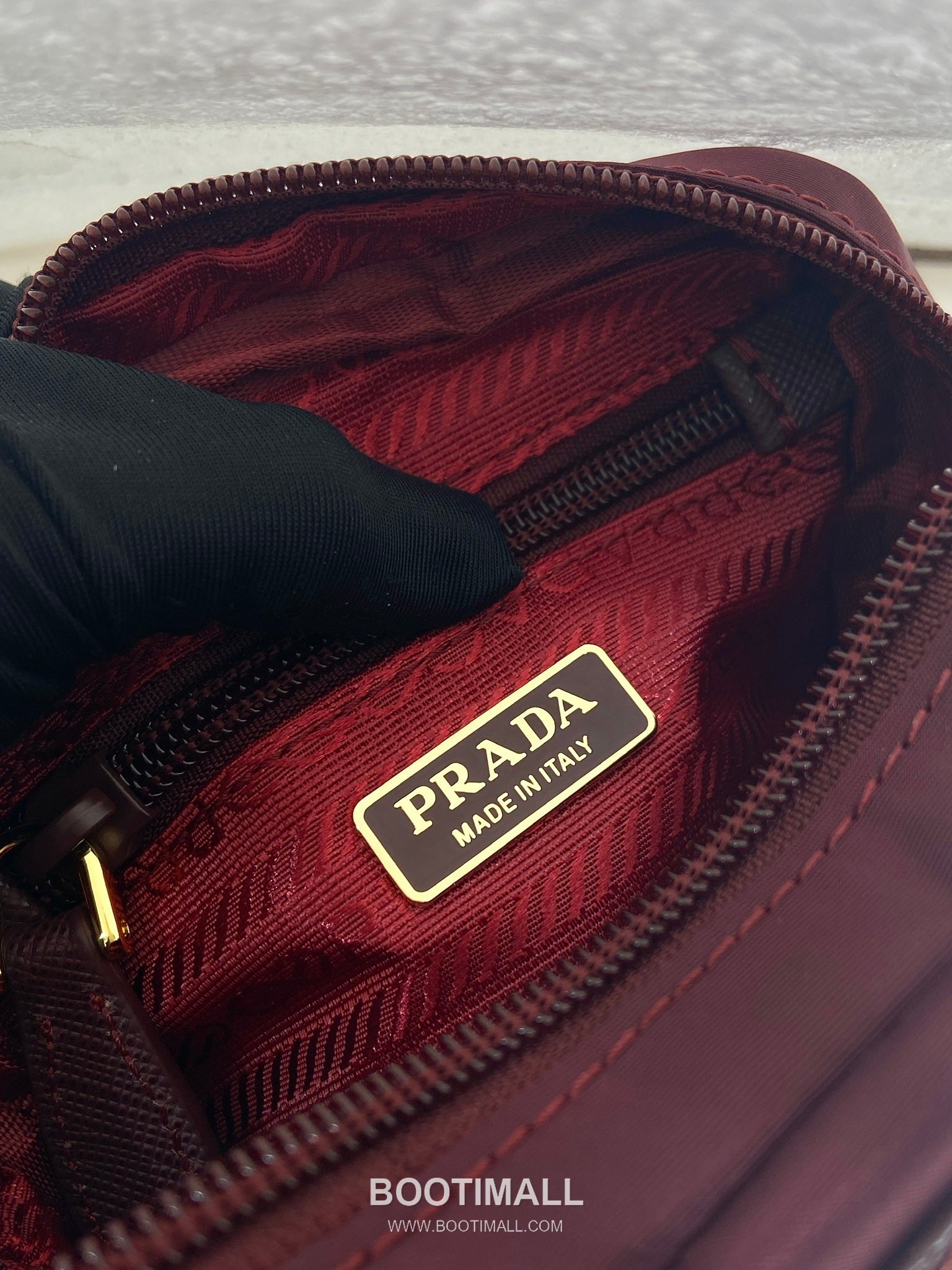 Prada Re-Nylon Mini Clutch Bag with Zip Closure and Internal Pocket Detail 프라다 리나일론 미니 지퍼포켓 클러치 1NA339 12cm 9
