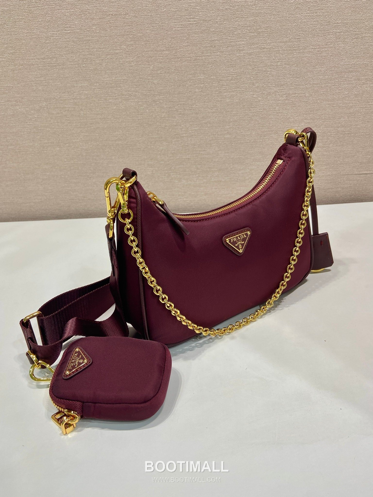 Prada Nylon Hobo Bag with Gold Chain Handle and Detachable Strap Detail 프라다 나일론 골드체인 탈부착스트랩 호보백 1BH204 22cm 2