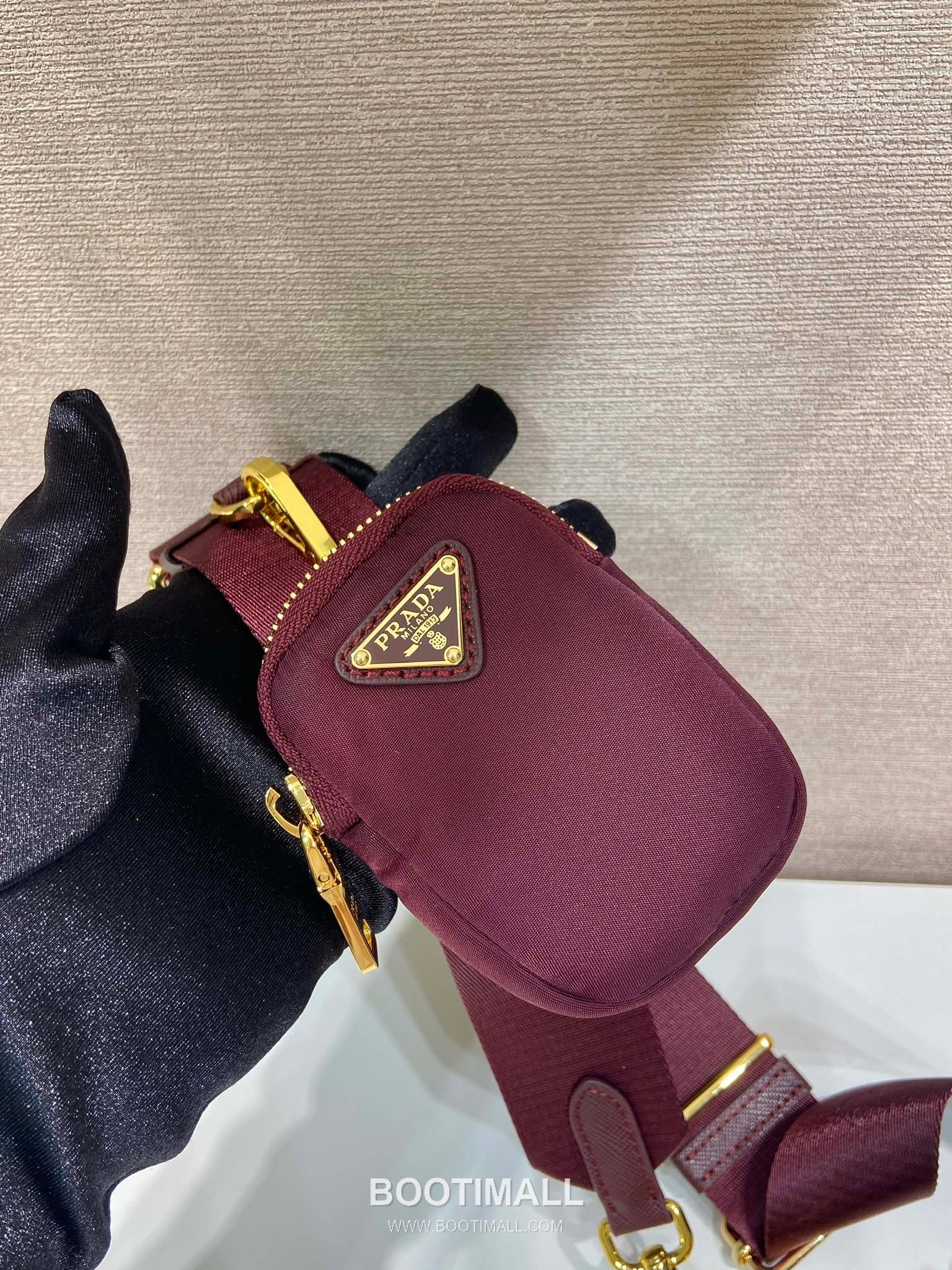 Prada Nylon Hobo Bag with Gold Chain Handle and Detachable Strap Detail 프라다 나일론 골드체인 탈부착스트랩 호보백 1BH204 22cm 6