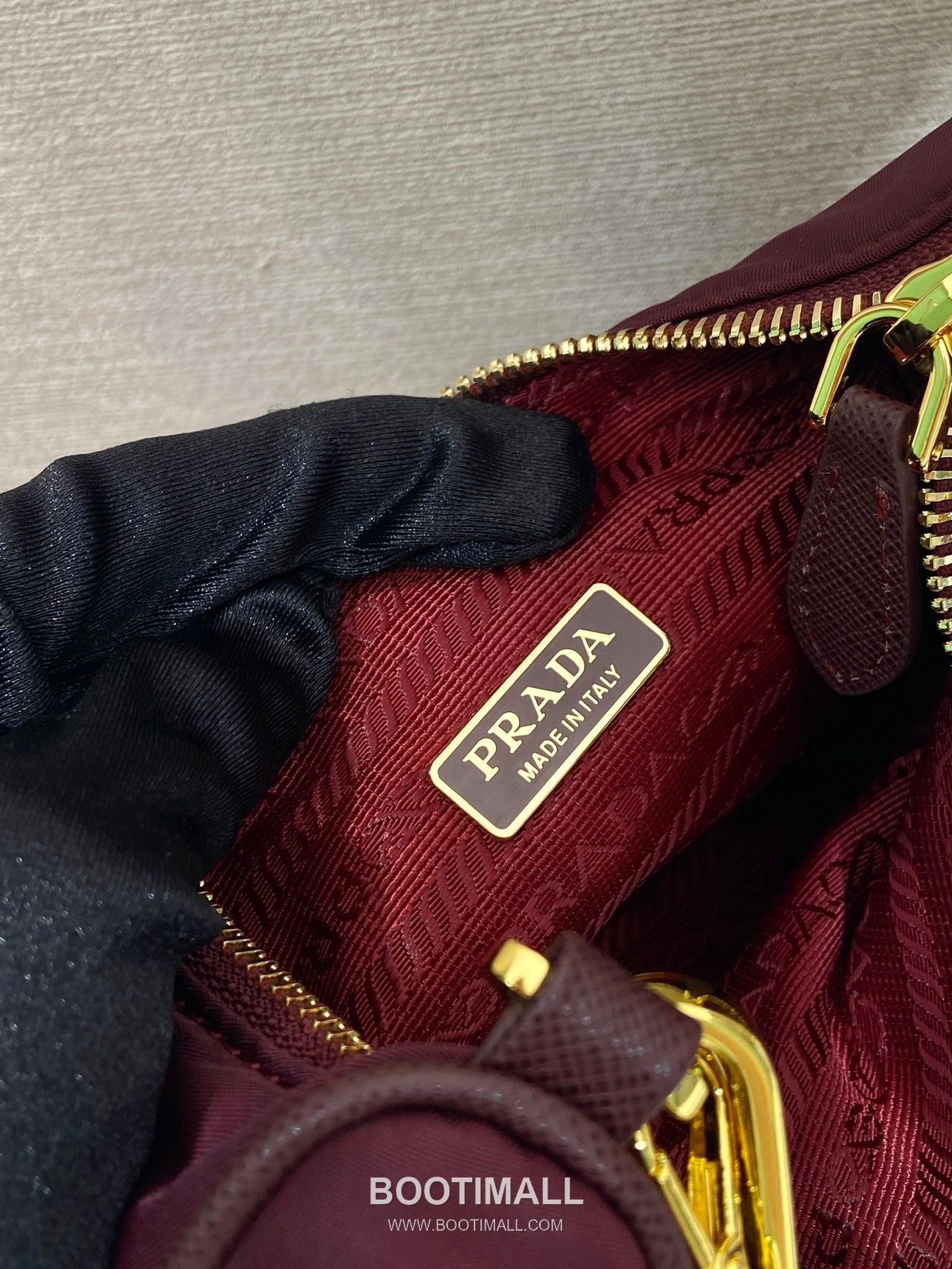 Prada Nylon Hobo Bag with Gold Chain Handle and Detachable Strap Detail 프라다 나일론 골드체인 탈부착스트랩 호보백 1BH204 22cm 9