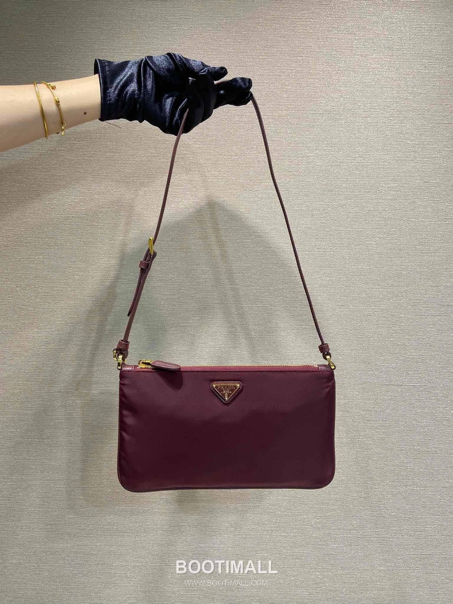 Prada Nylon Shoulder Bag with Crossgrain Strap and Triangle Logo Detail 프라다 나일론 카프스킨 스트랩 삼각로고 숄더백 1NE545 24cm 1