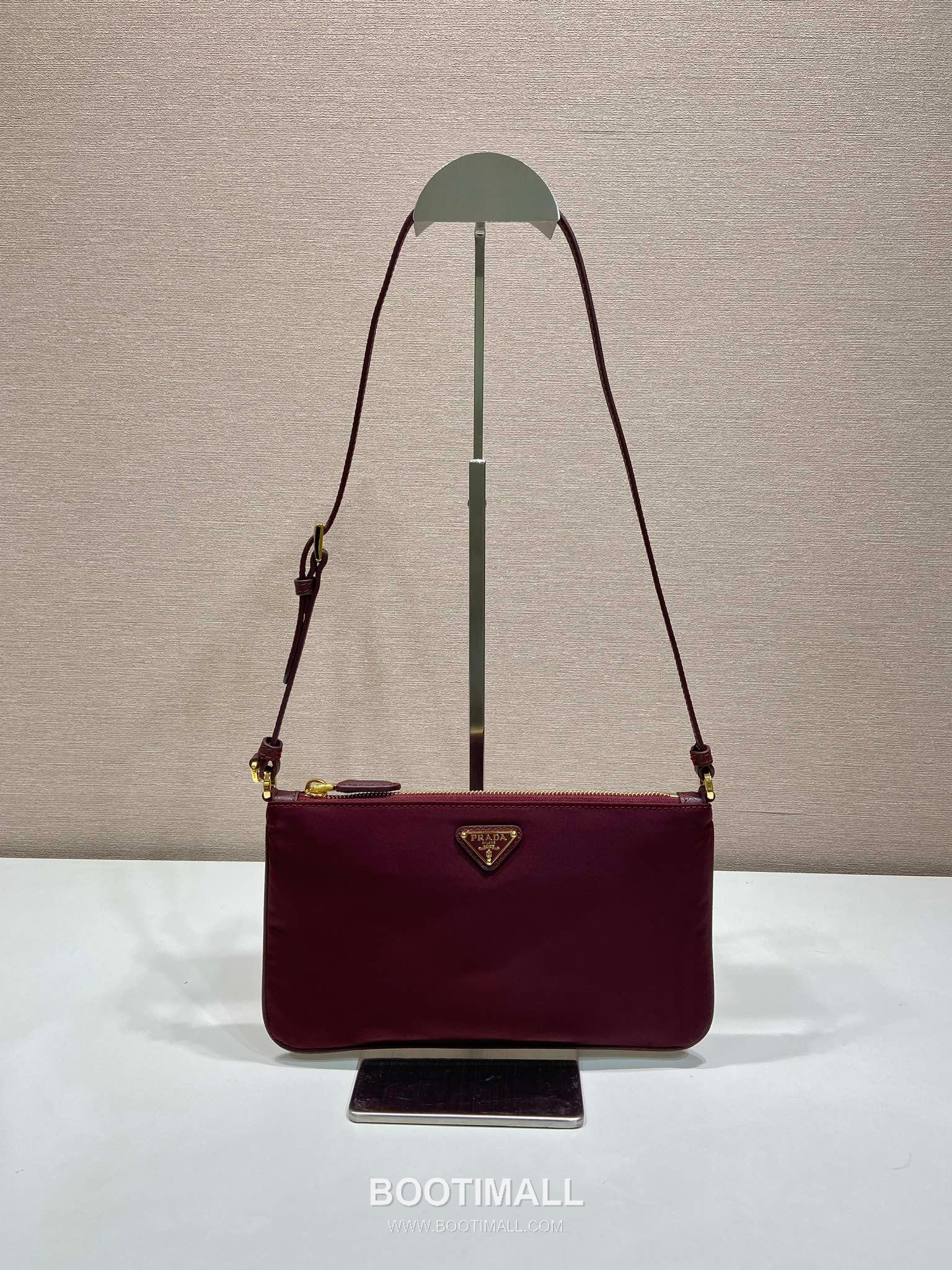 Prada Nylon Shoulder Bag with Crossgrain Strap and Triangle Logo Detail 프라다 나일론 카프스킨 스트랩 삼각로고 숄더백 1NE545 24cm 2