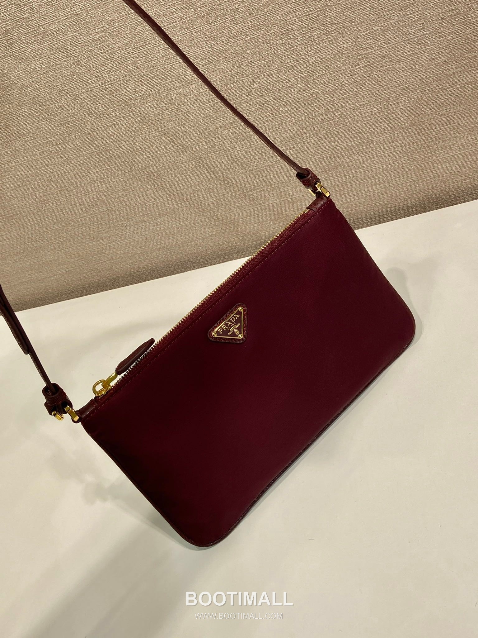 Prada Nylon Shoulder Bag with Crossgrain Strap and Triangle Logo Detail 프라다 나일론 카프스킨 스트랩 삼각로고 숄더백 1NE545 24cm 3