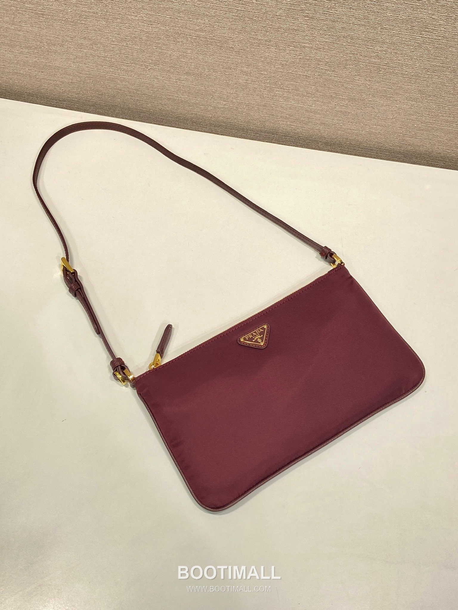 Prada Nylon Shoulder Bag with Crossgrain Strap and Triangle Logo Detail 프라다 나일론 카프스킨 스트랩 삼각로고 숄더백 1NE545 24cm 4