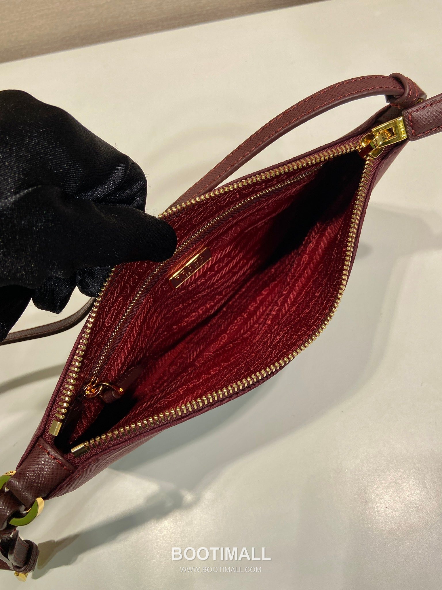 Prada Nylon Shoulder Bag with Crossgrain Strap and Triangle Logo Detail 프라다 나일론 카프스킨 스트랩 삼각로고 숄더백 1NE545 24cm 8