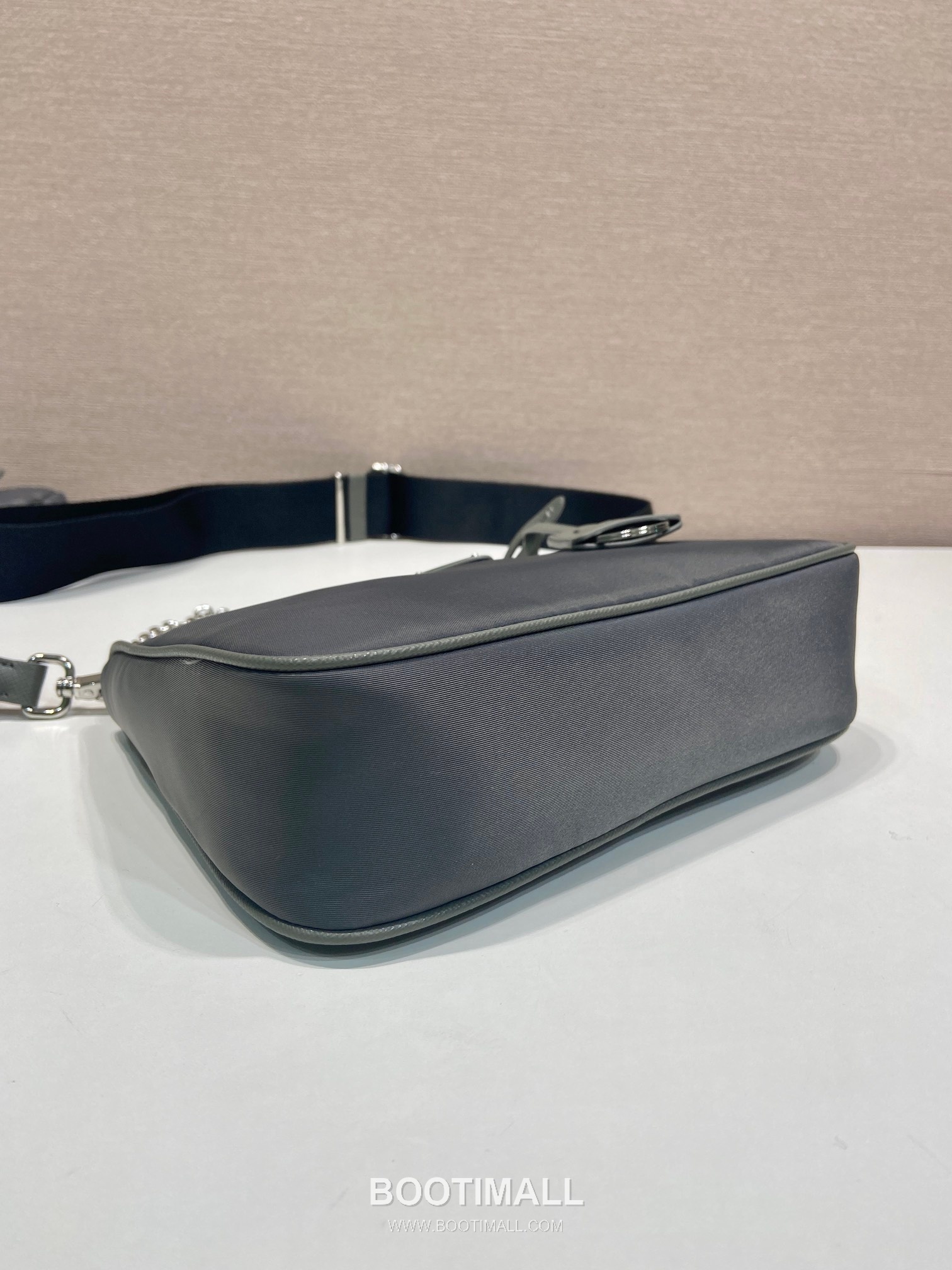 Prada Nylon Hobo Bag with Chain Handle and Detachable Strap Detail 프라다 나일론 체인핸들 탈부착스트랩 호보백 1BH204 22cm 4