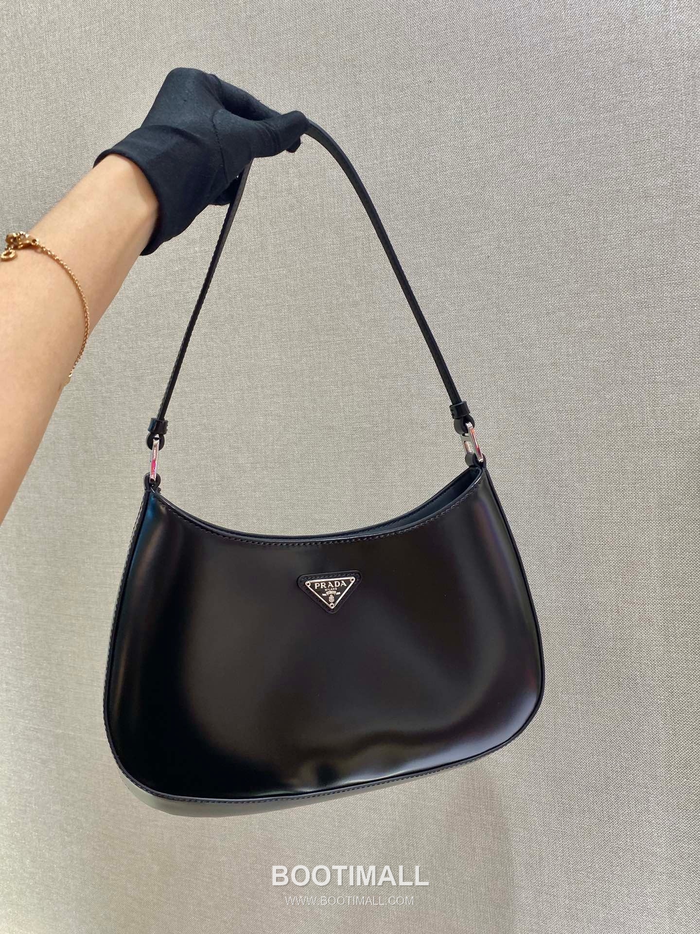 Prada Smooth Calfskin Shoulder Bag with Vintage Curved Shape and Zip Detail 프라다 스무스 카프스킨 빈티지커브 지퍼 숄더백 1BC499 26.5cm 1