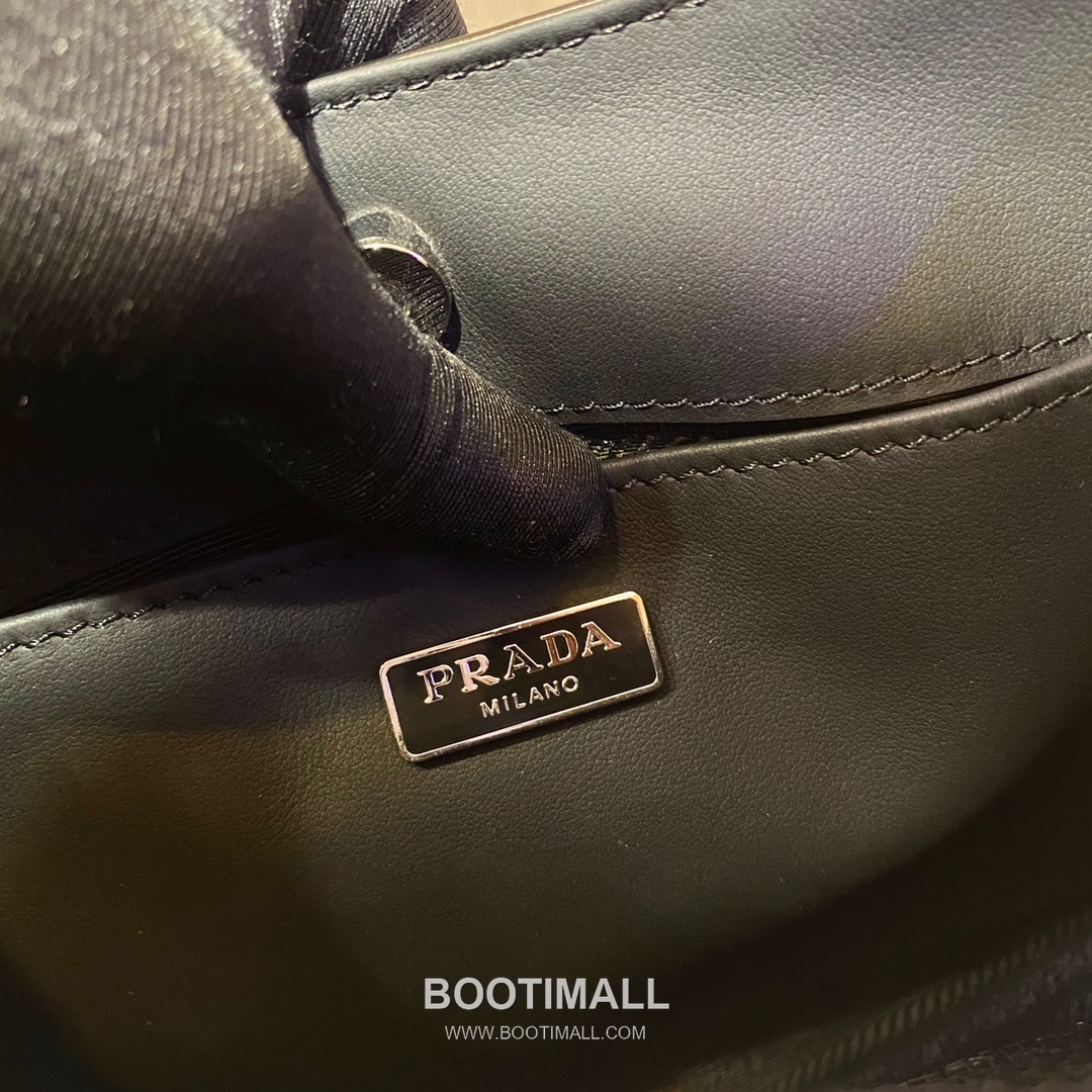 Prada Smooth Calfskin Shoulder Bag with Vintage Curved Shape and Zip Detail 프라다 스무스 카프스킨 빈티지커브 지퍼 숄더백 1BC499 26.5cm 8